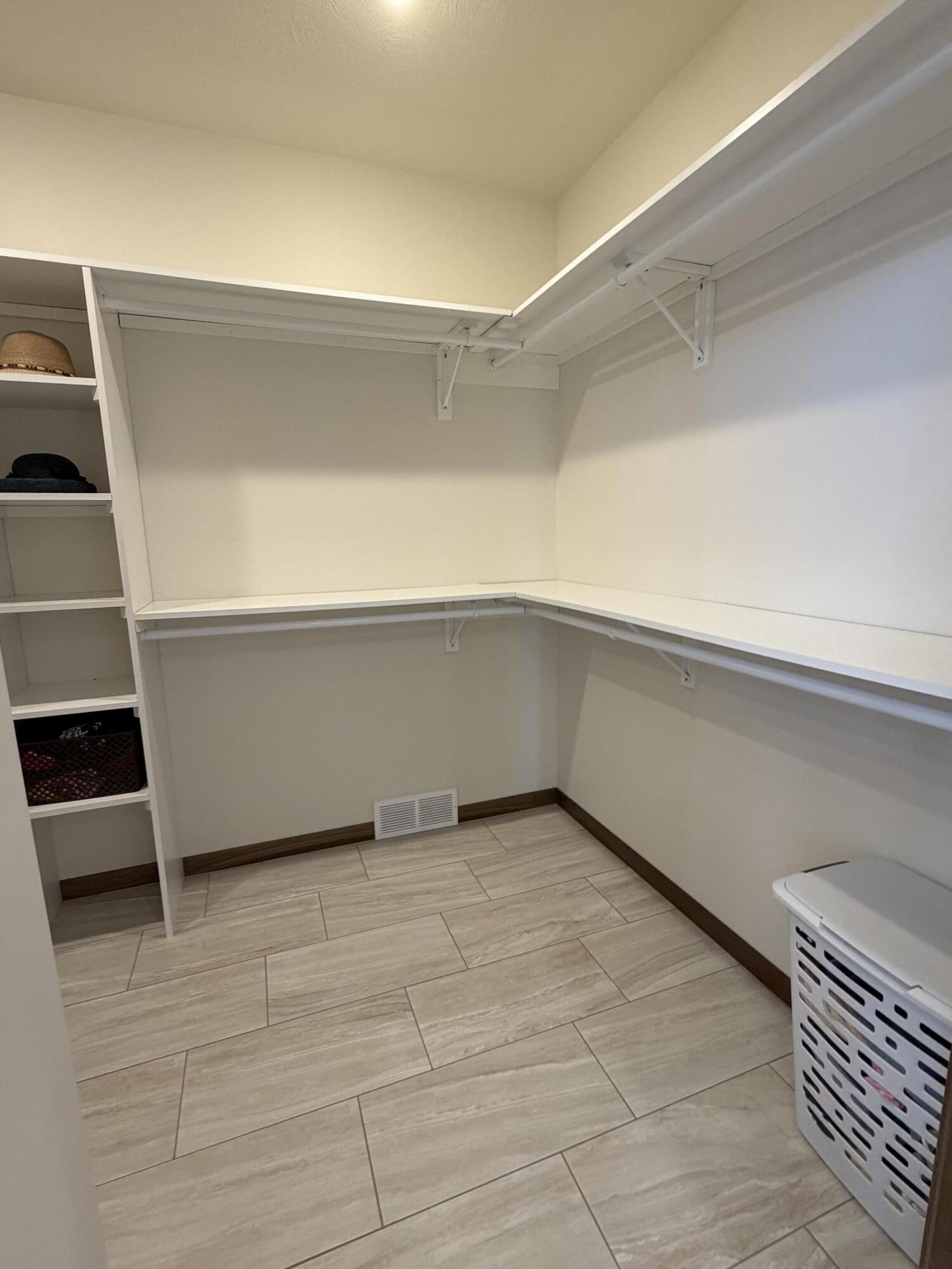 5700 Island Ct