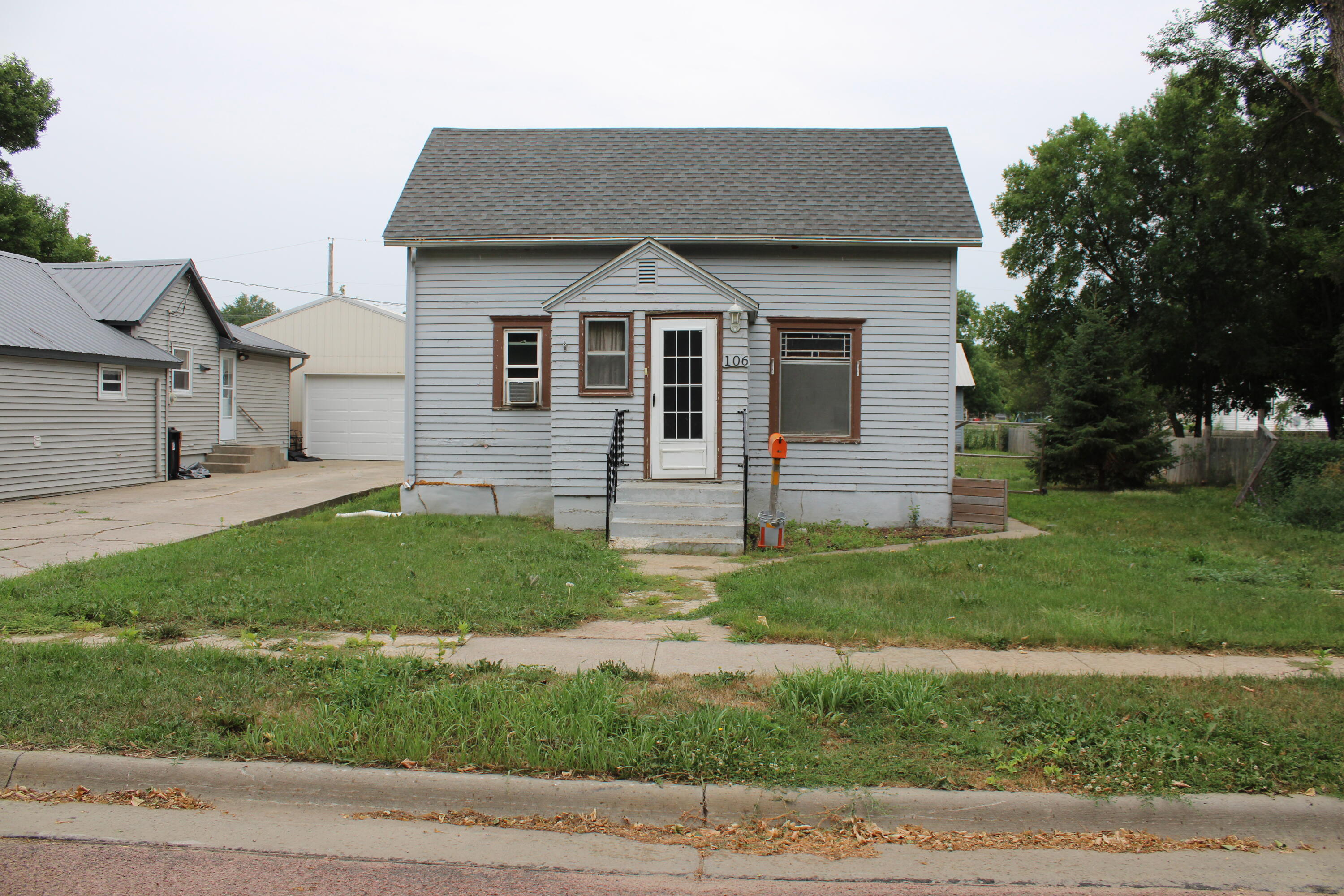 106 W Teek St