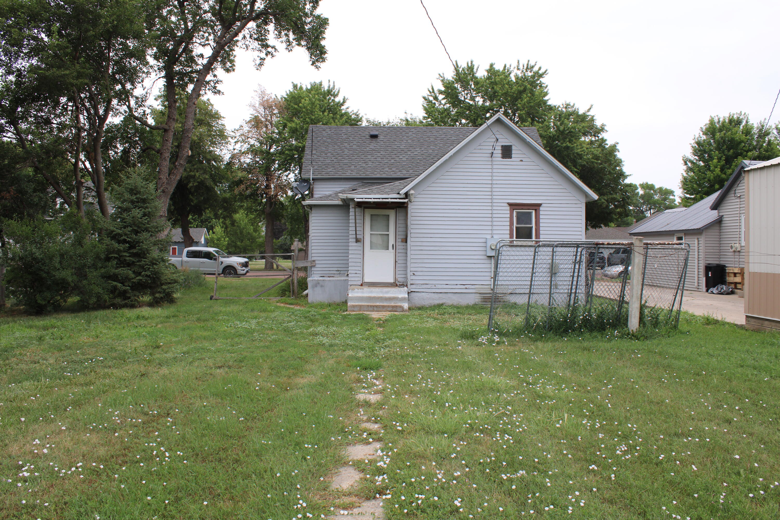 106 W Teek St