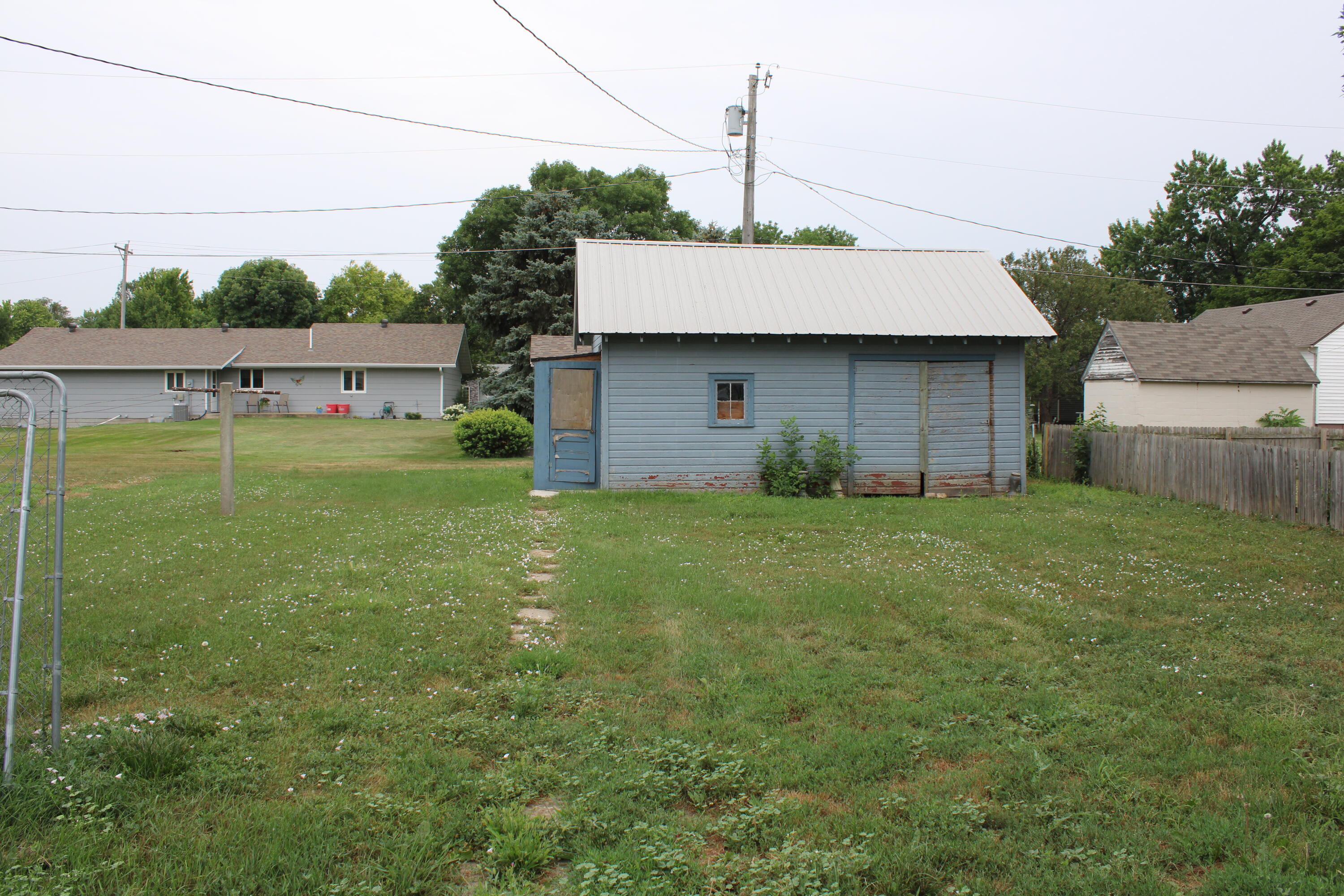106 W Teek St