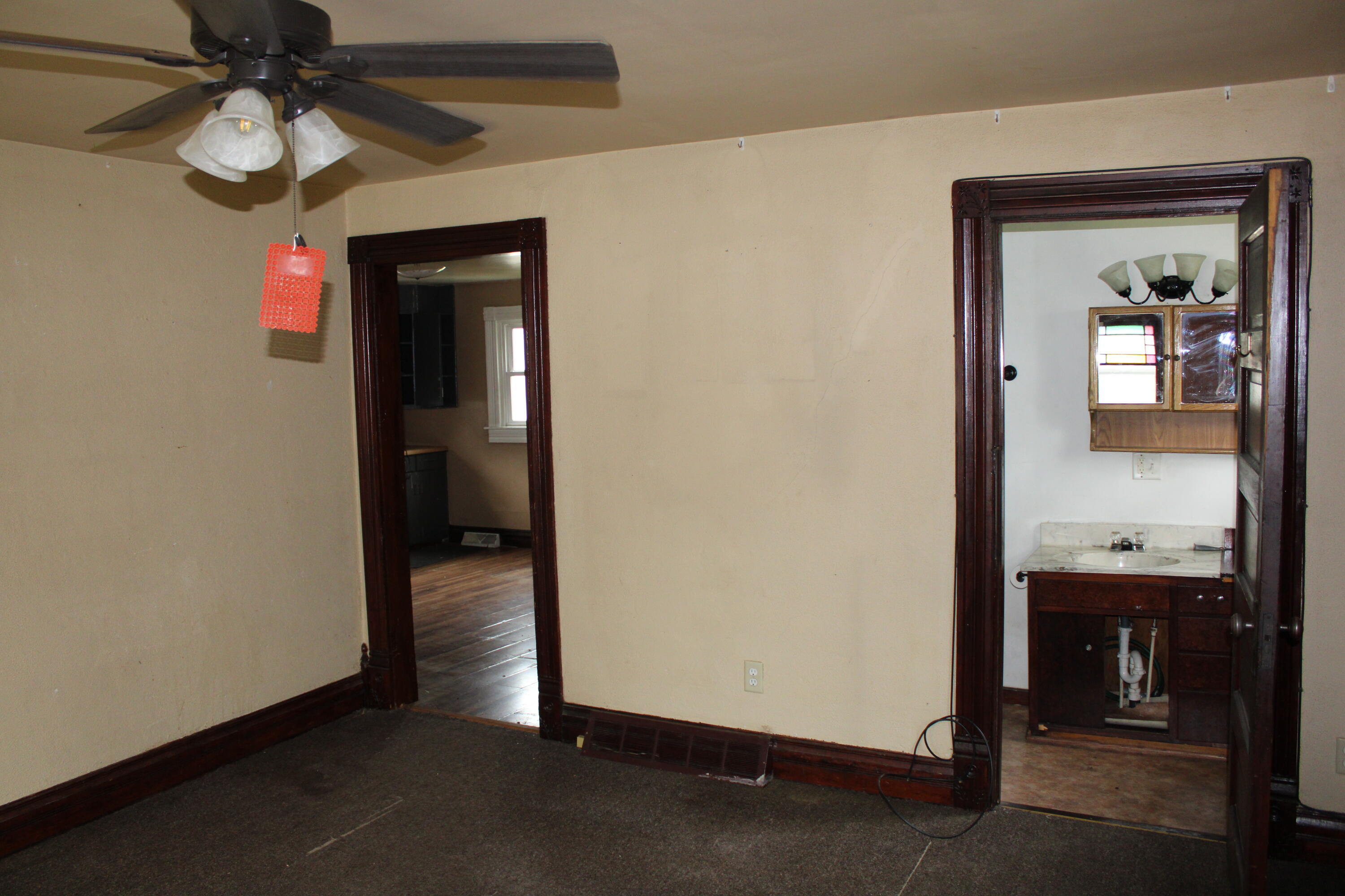 106 W Teek St