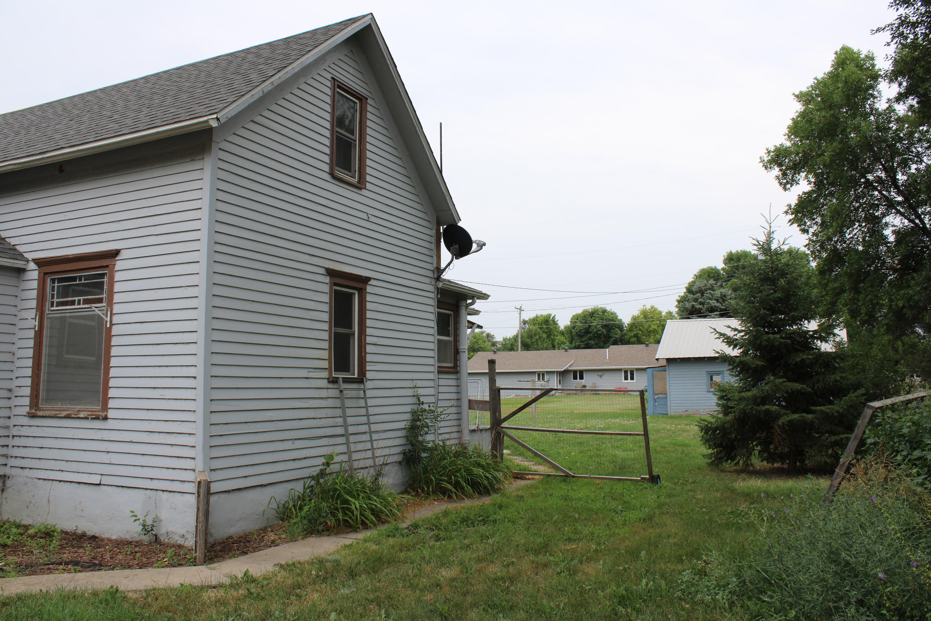 106 W Teek St