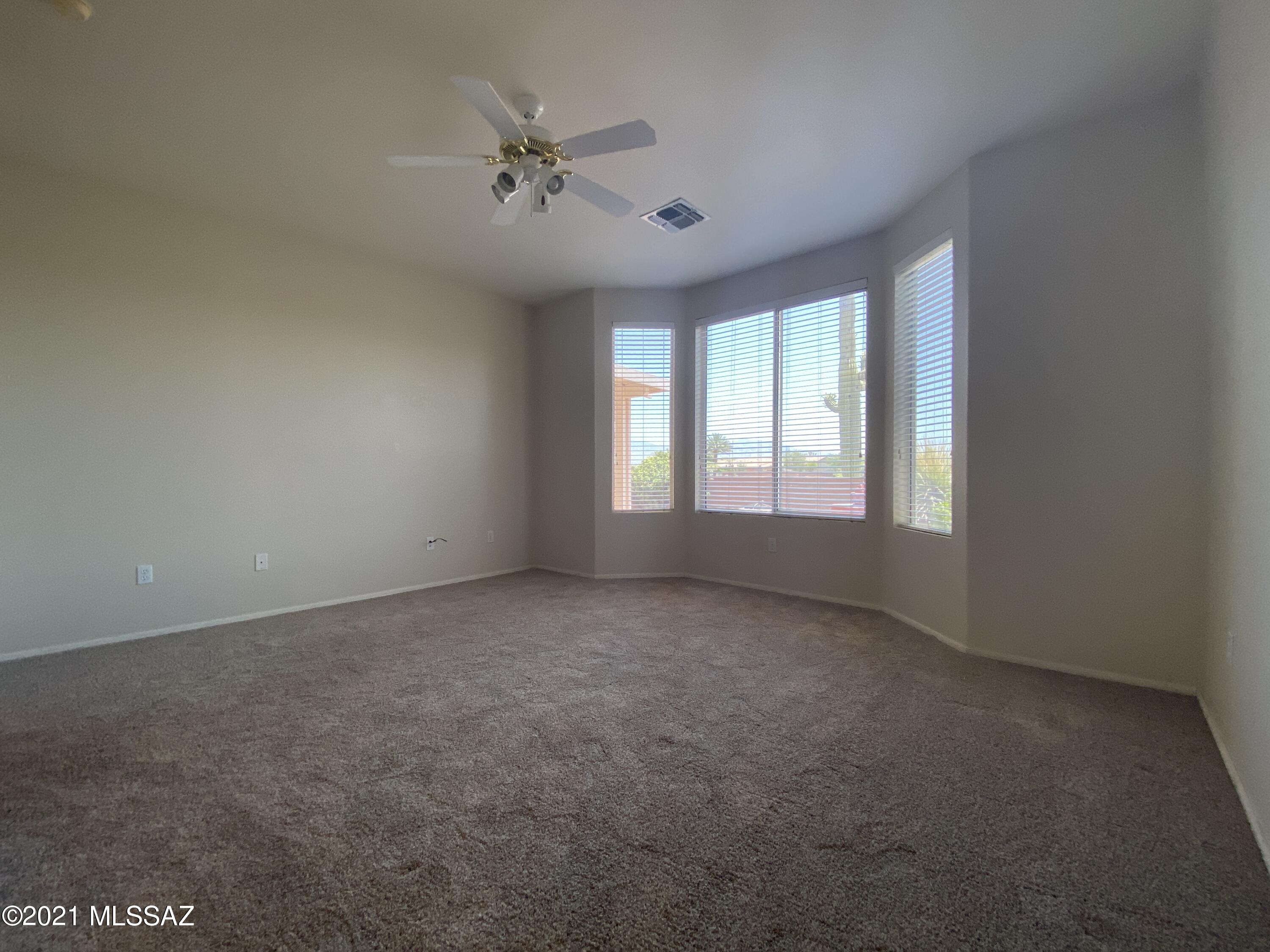 9440 N Twinkling Shadows Way