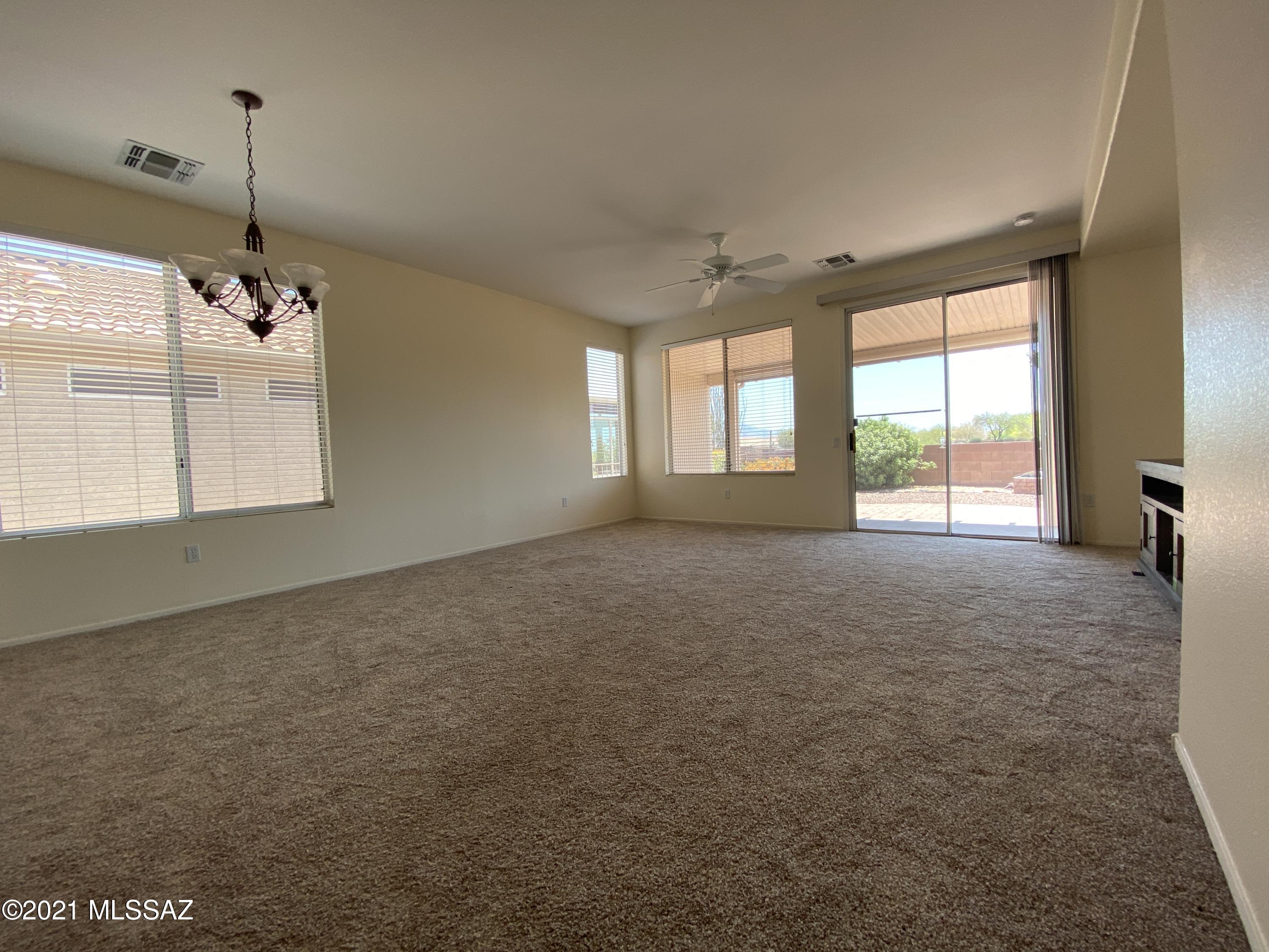 9440 N Twinkling Shadows Way