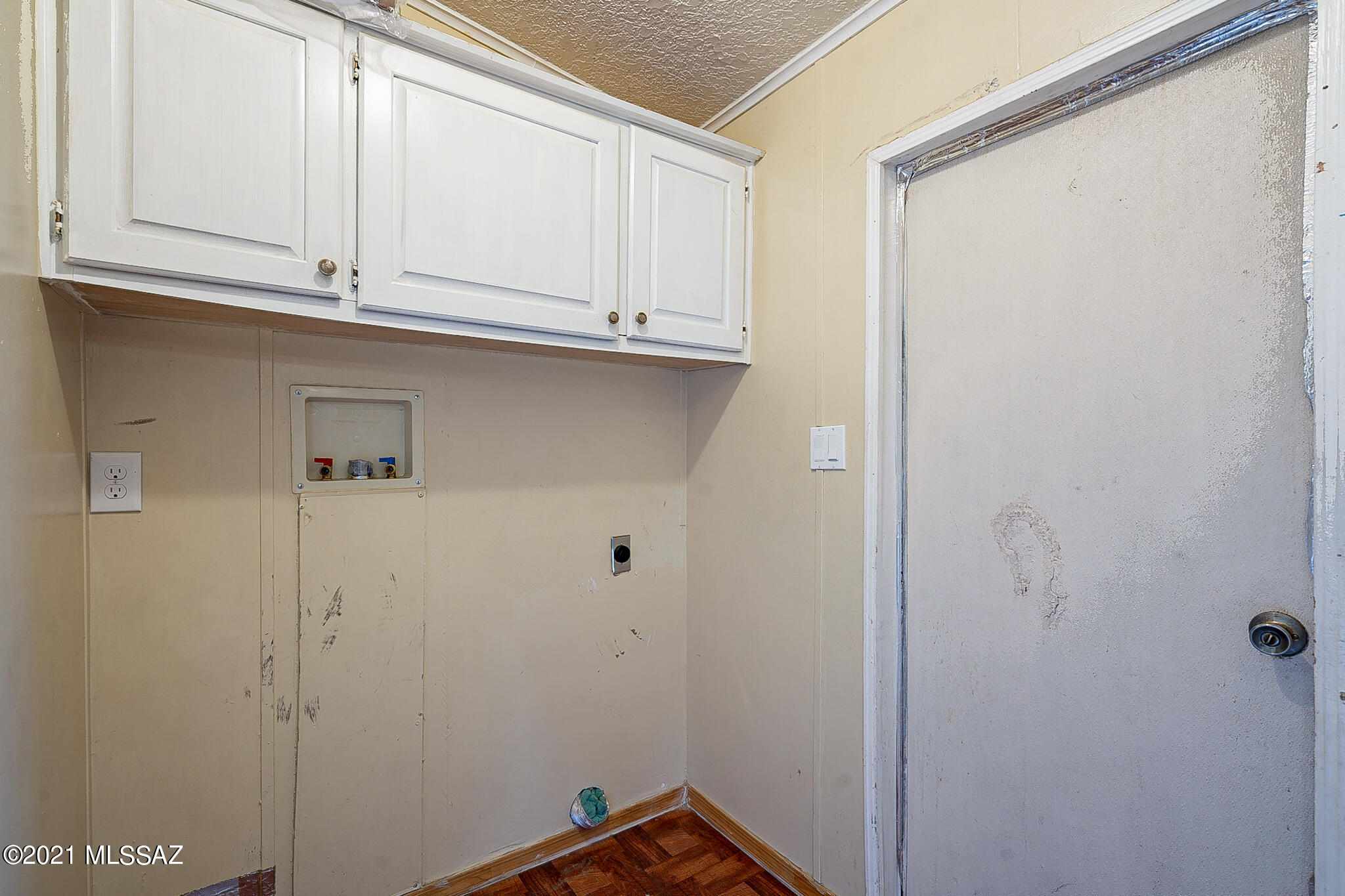 5251 W Elvado
