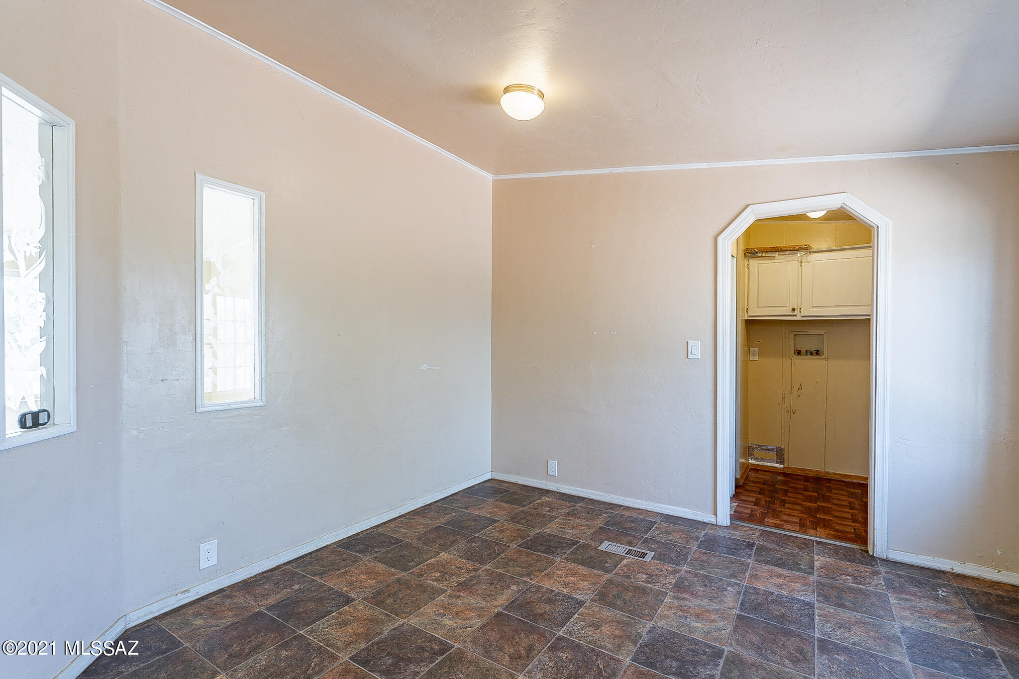 5251 W Elvado