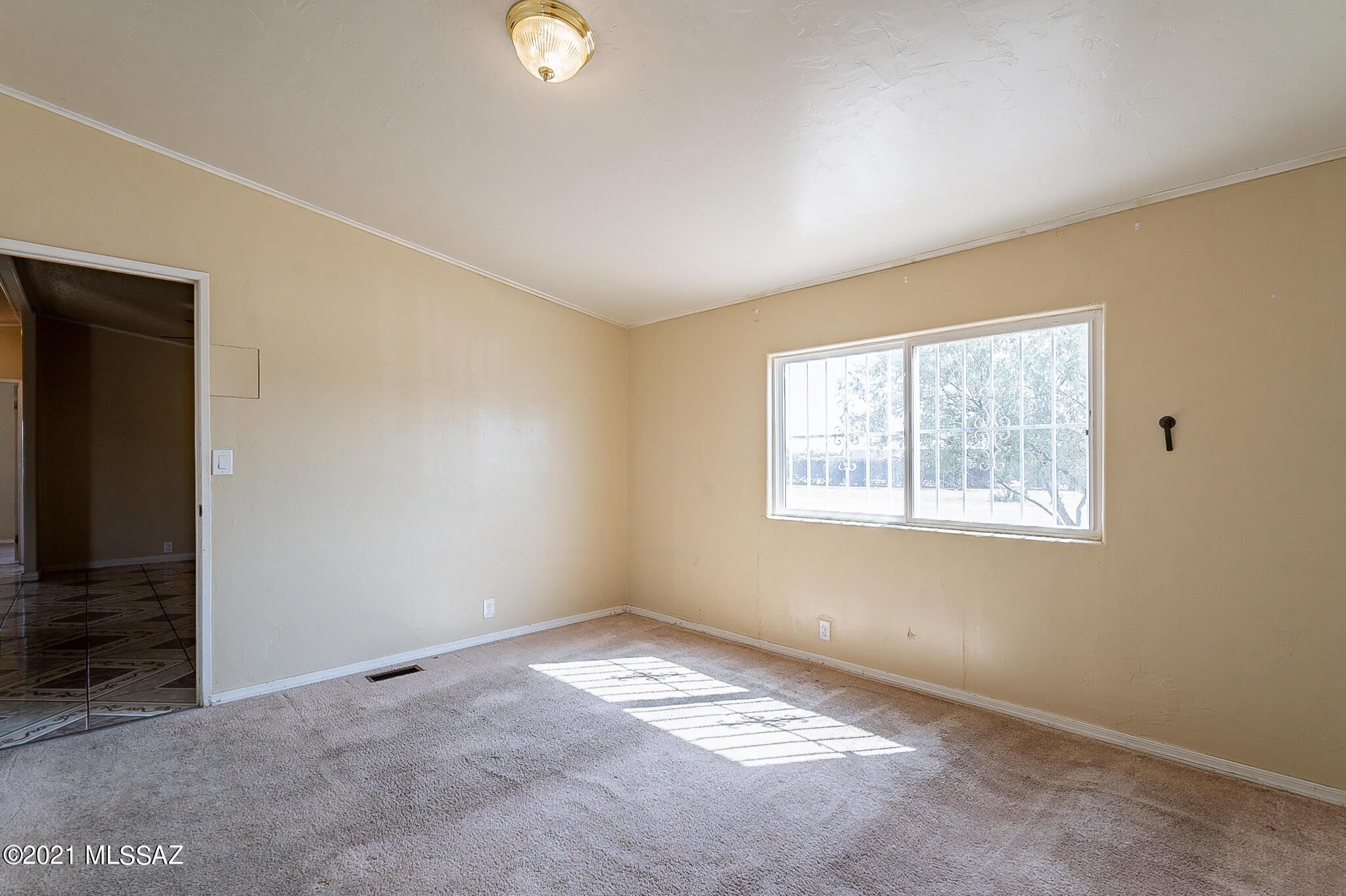 5251 W Elvado