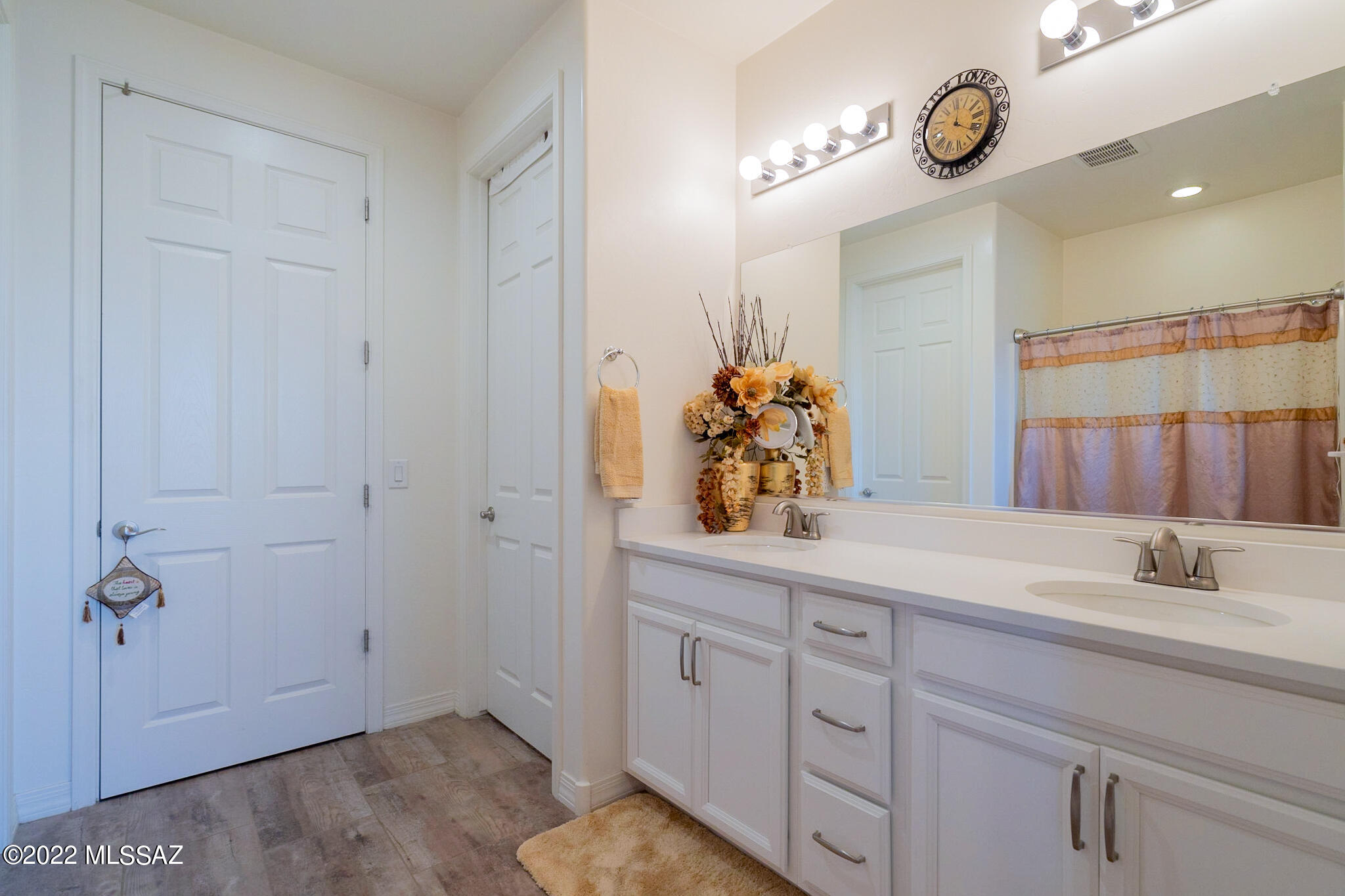 6440 E Via Jardin Verde