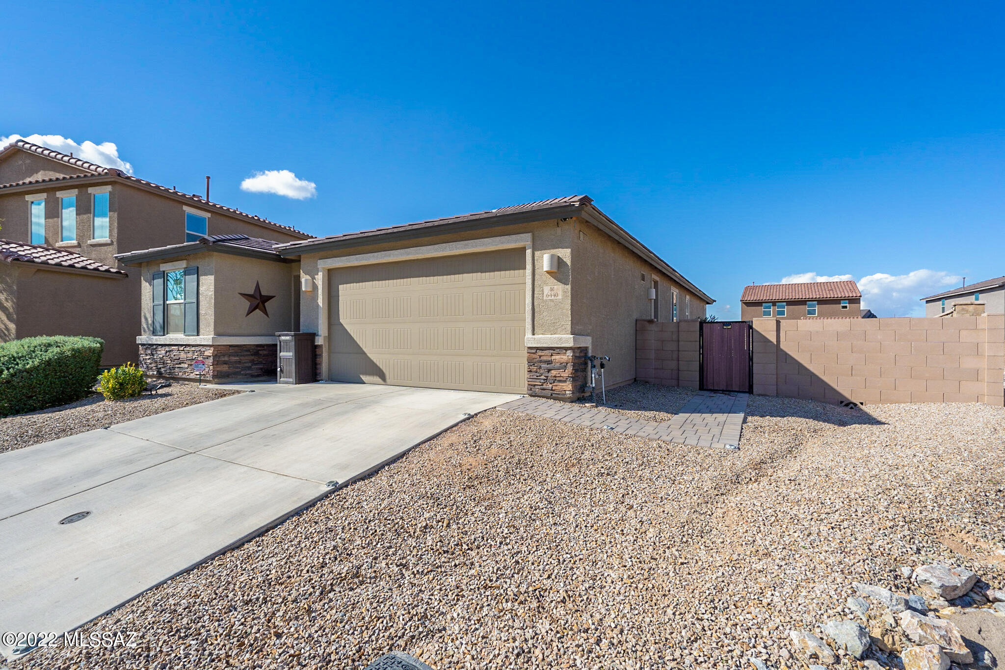 6440 E Via Jardin Verde