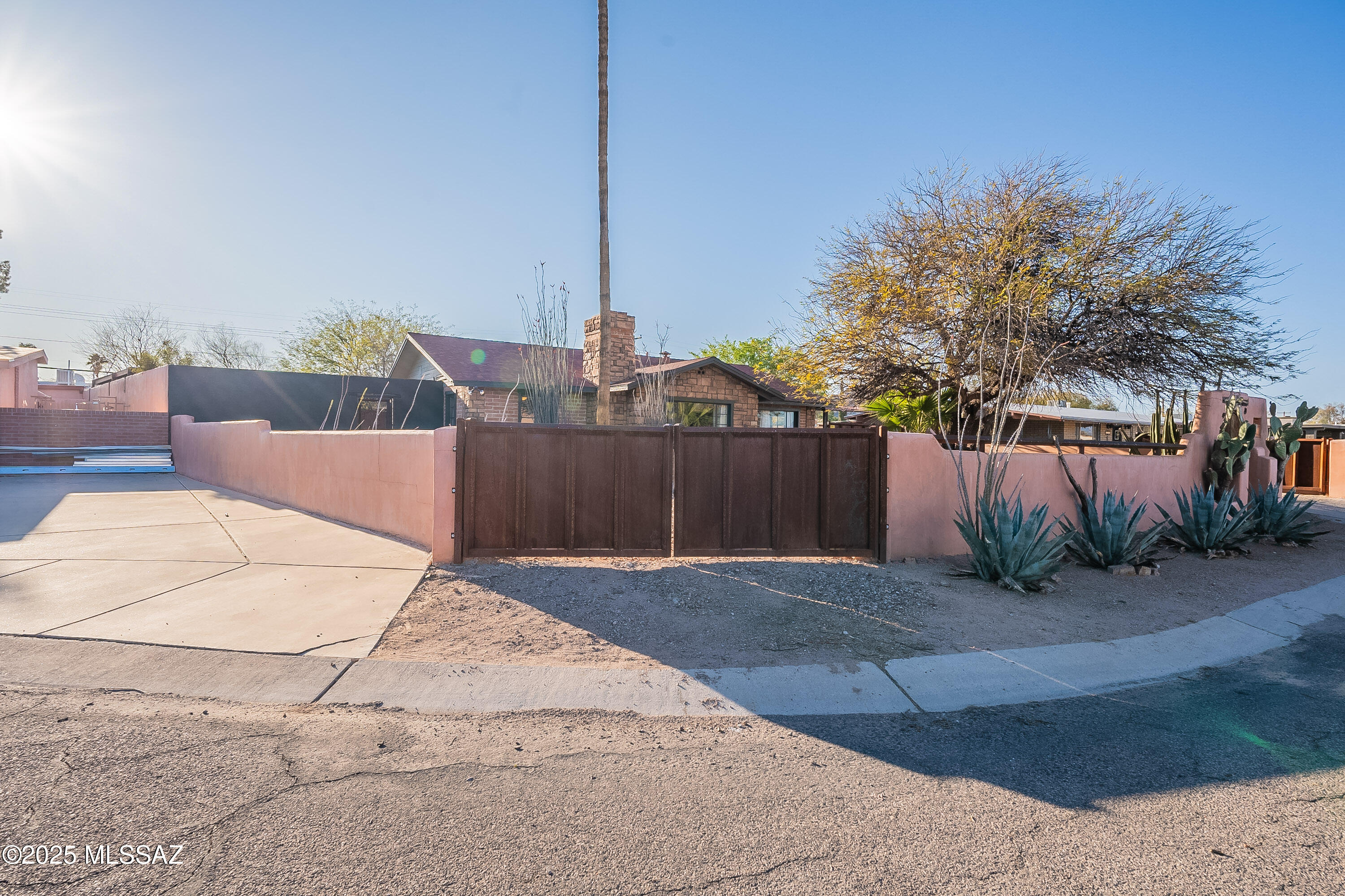 2671 W Tolosa Circle