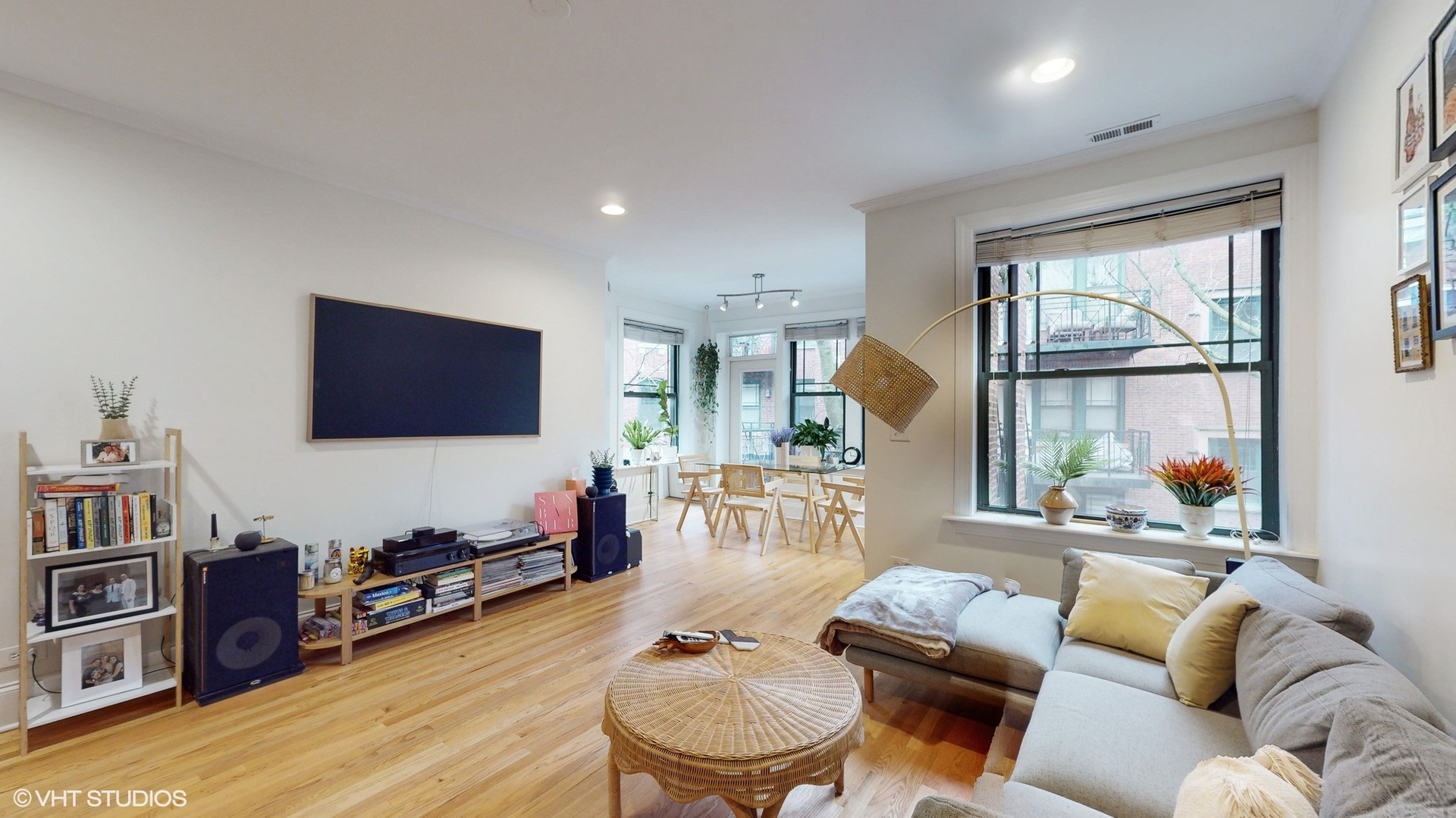 1138 W Pratt Boulevard Unit: 2S