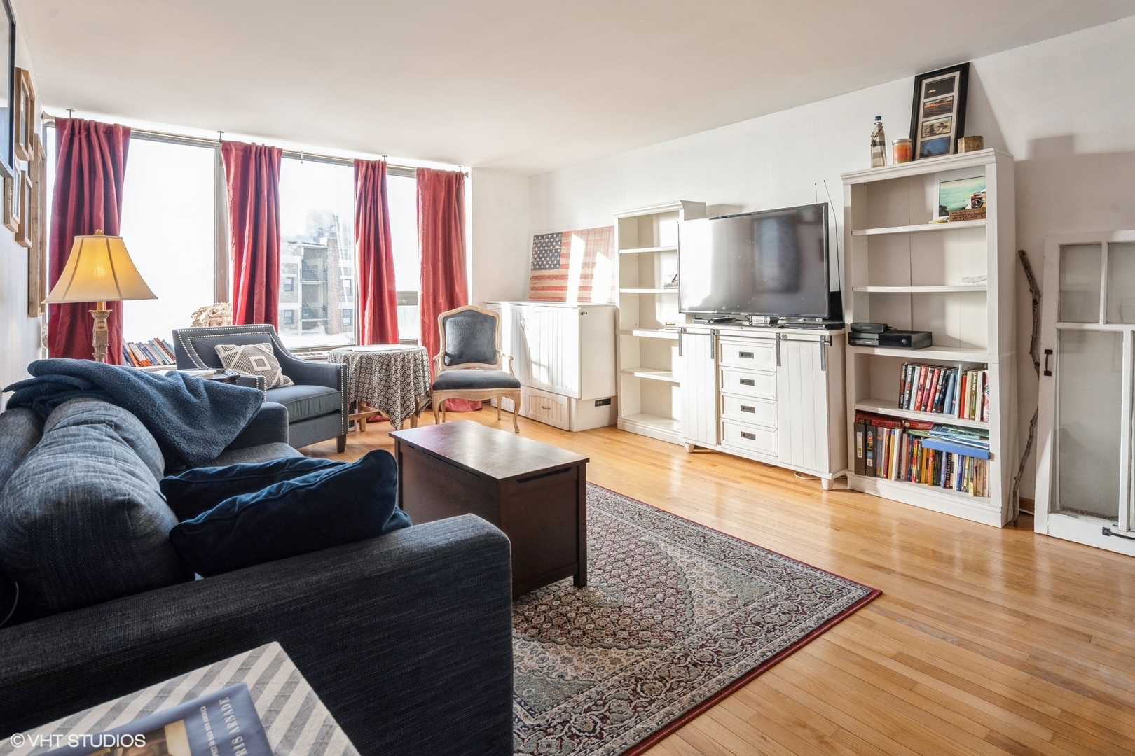 3930 N Pine Grove Avenue Unit: 604