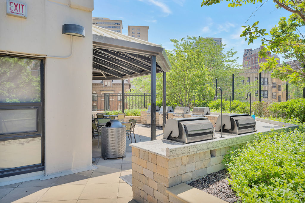 3930 N Pine Grove Avenue Unit: 604