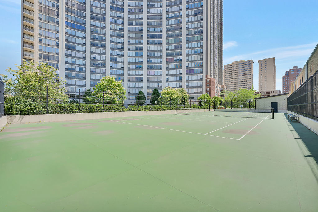 3930 N Pine Grove Avenue Unit: 604