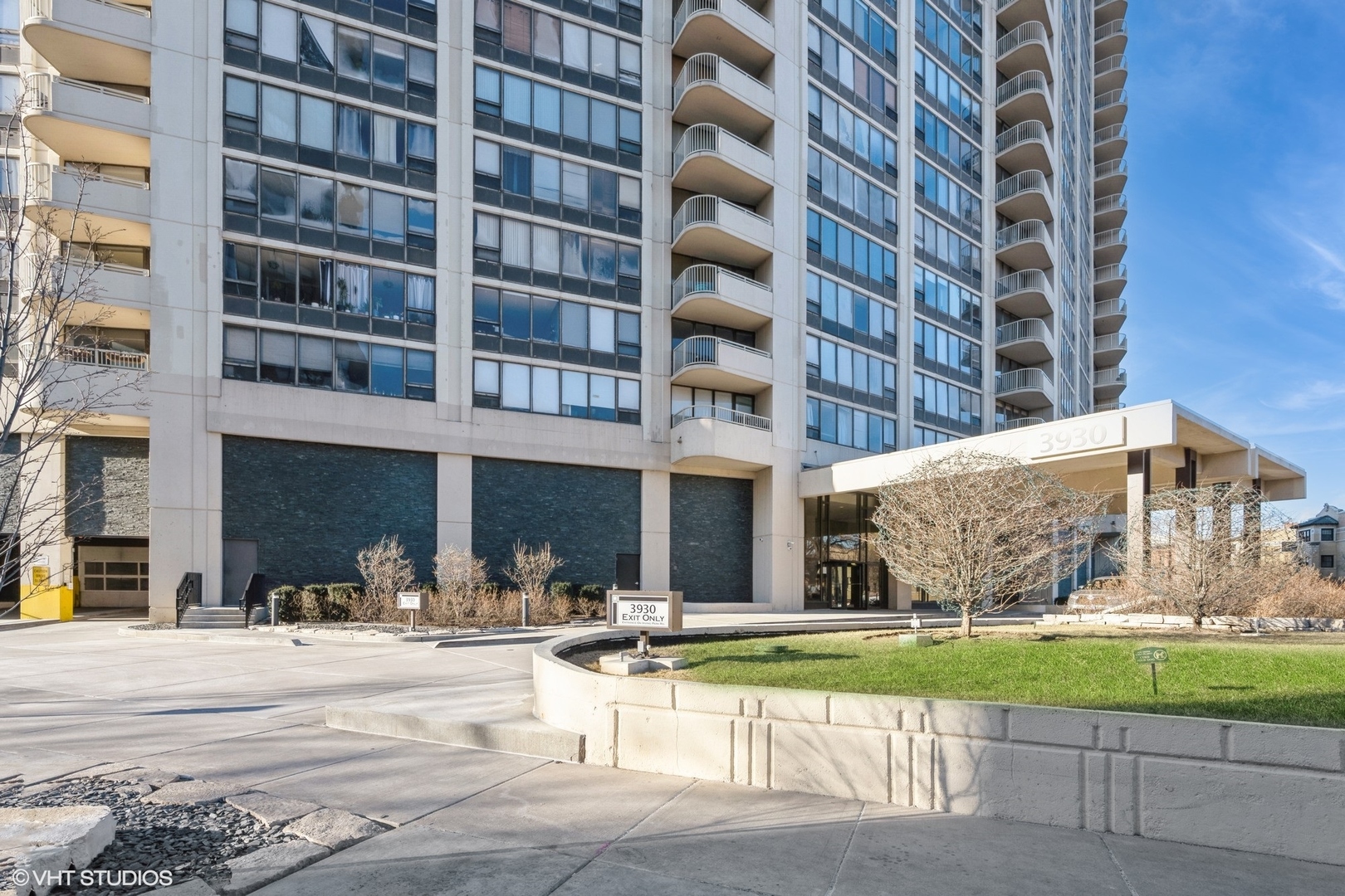 3930 N Pine Grove Avenue Unit: 604