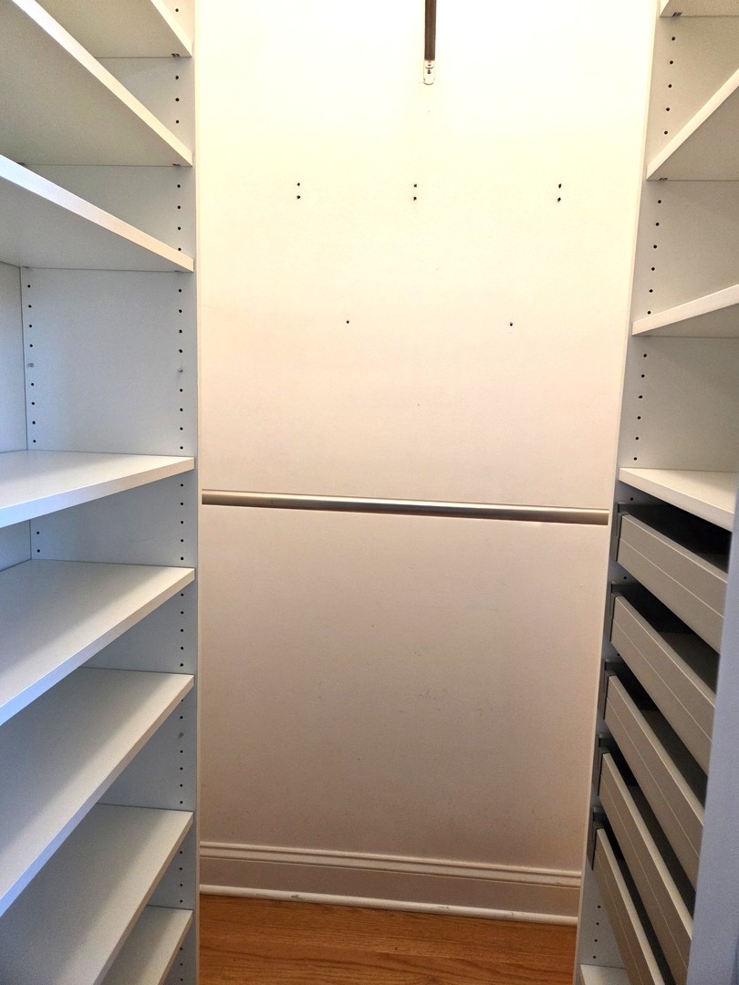 6501 N Bosworth Avenue Unit: 3C