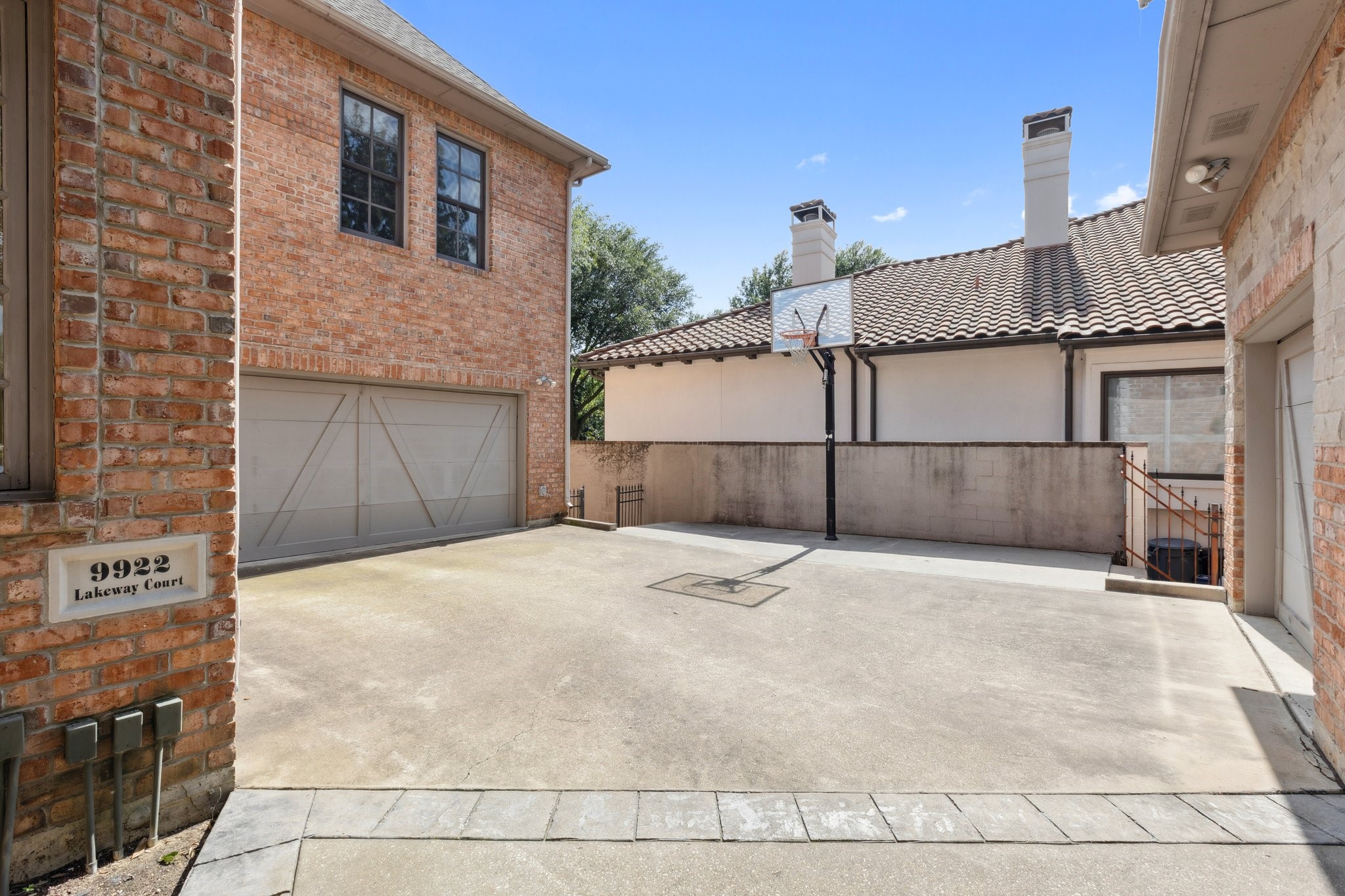 9922 Lakeway Court