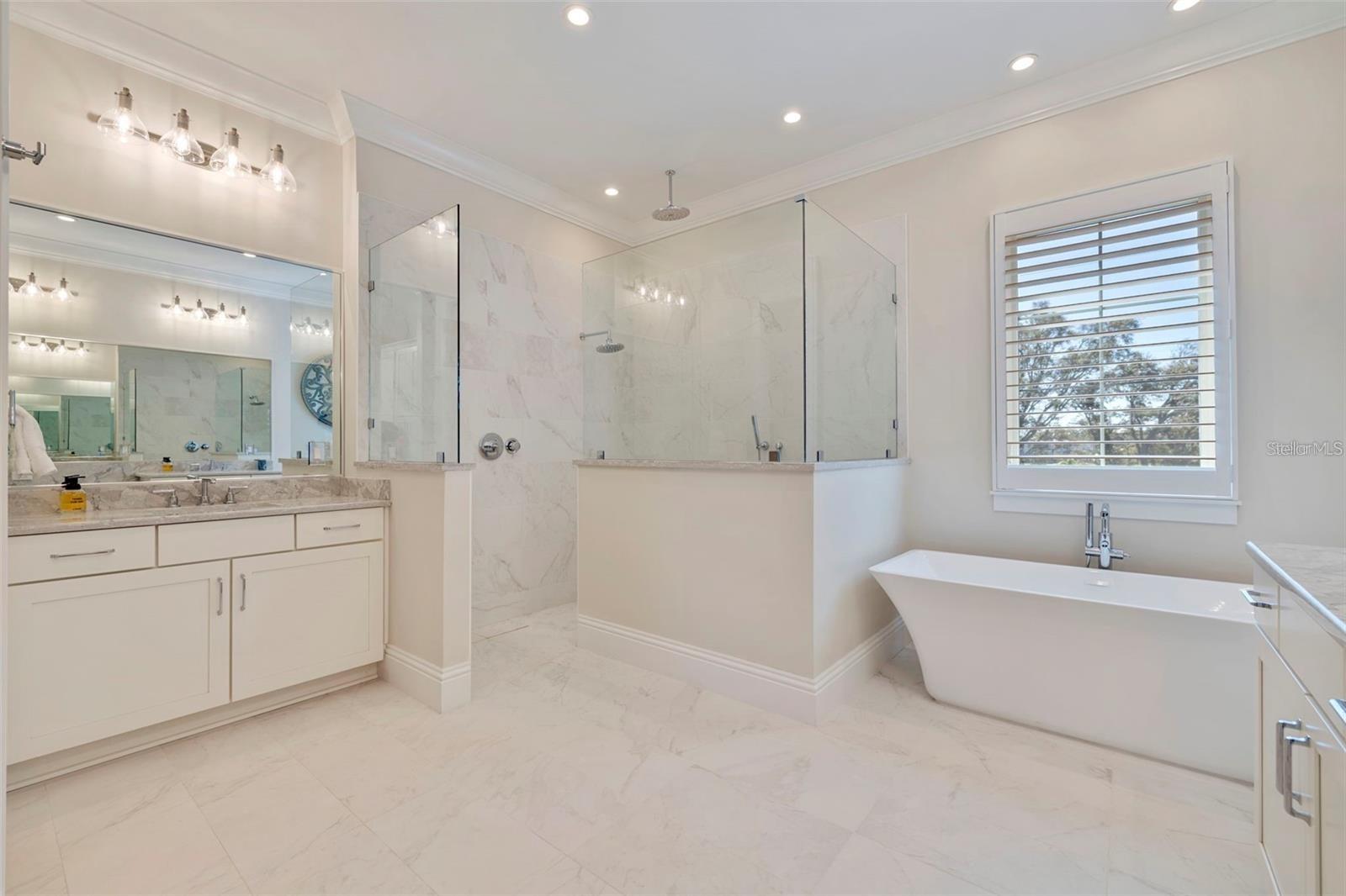 294 BAYVIEW DR NE