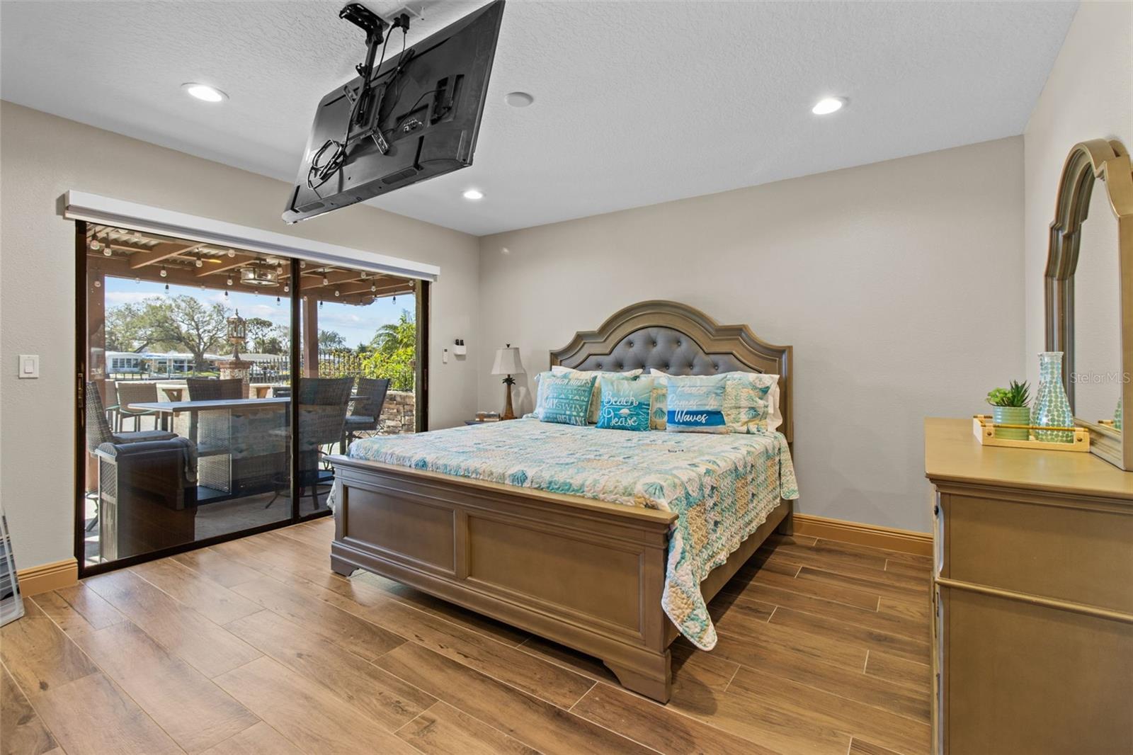 357 LA HACIENDA DR