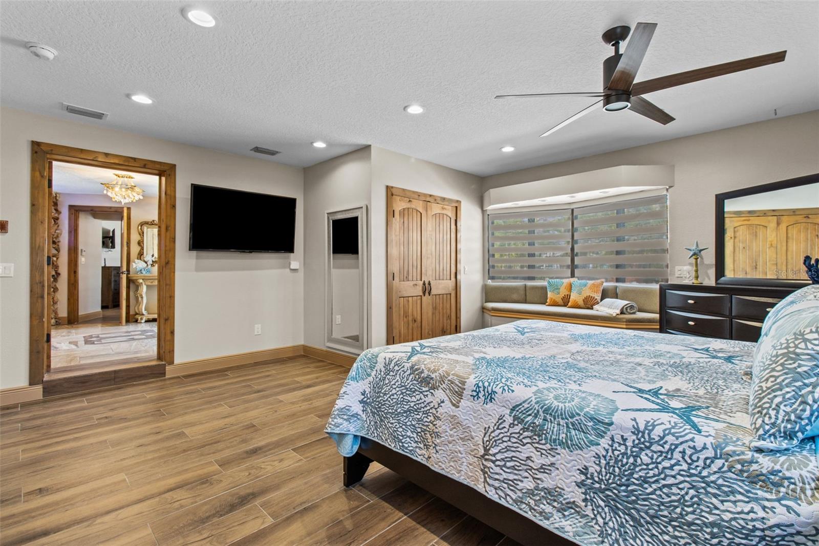 357 LA HACIENDA DR