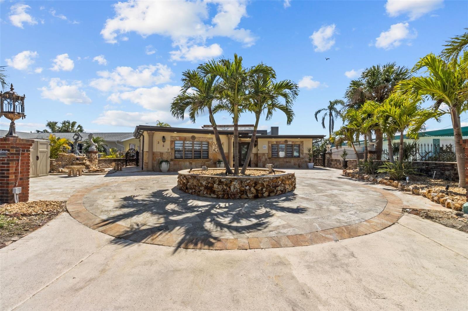 357 LA HACIENDA DR