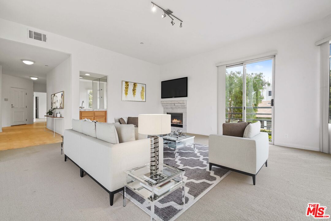 1325 ARIZONA AVE Unit: 201