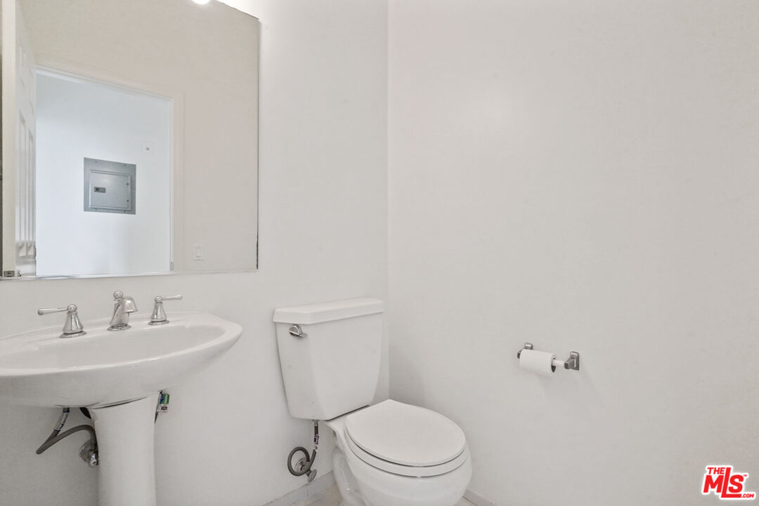 1325 ARIZONA AVE Unit: 201