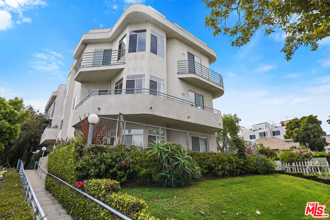 1325 ARIZONA AVE Unit: 201