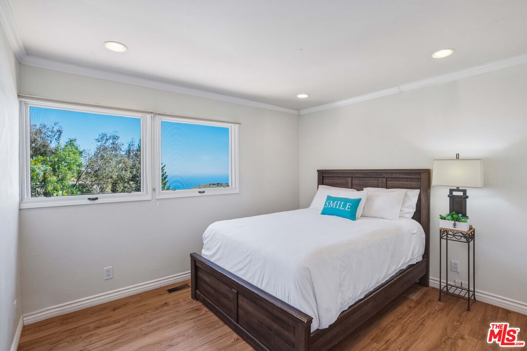 2965 Seabreeze Dr