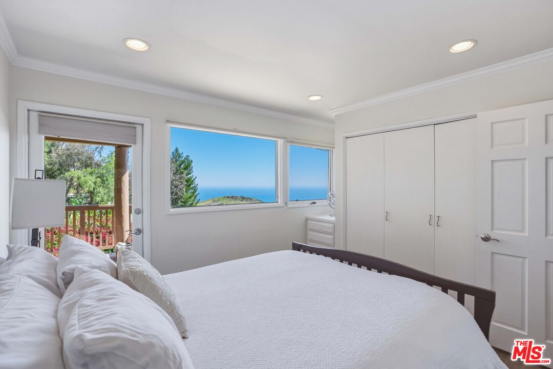 2965 Seabreeze Dr