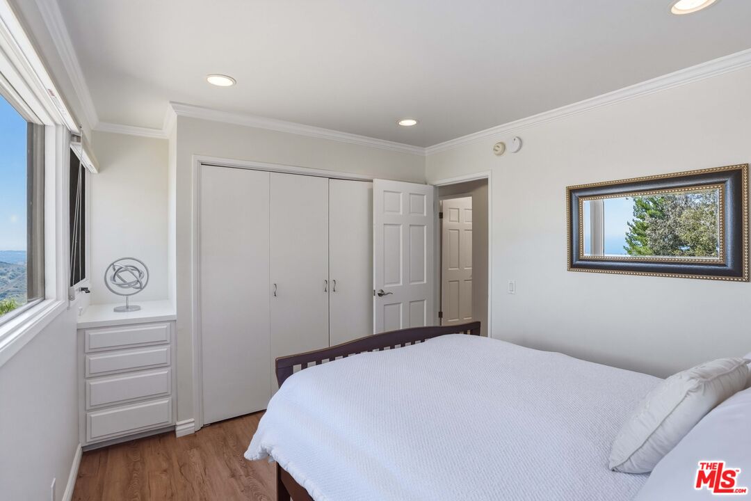 2965 Seabreeze Dr