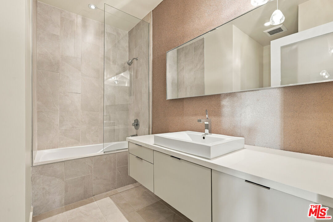 870 Haverford Ave Unit: 202