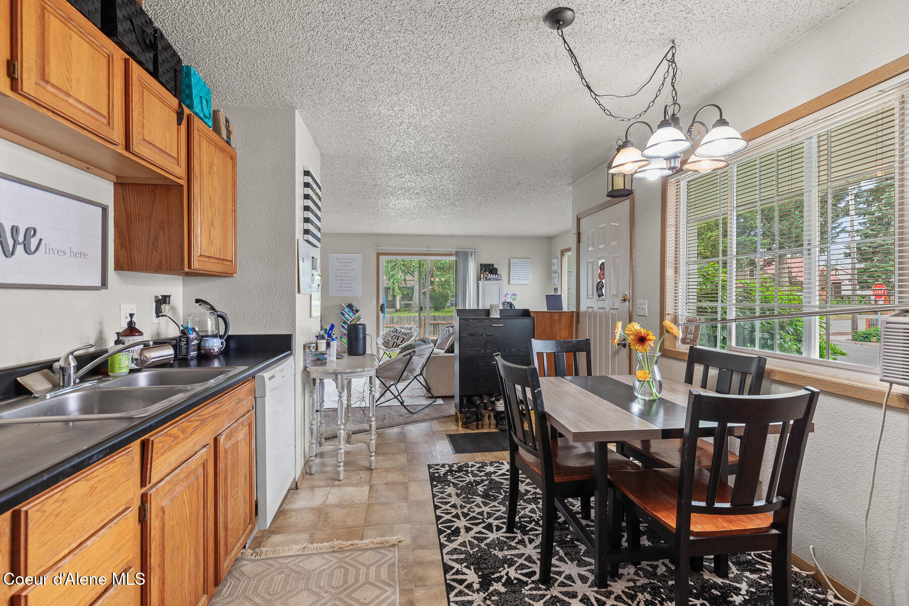 702/704 E Spokane Ave