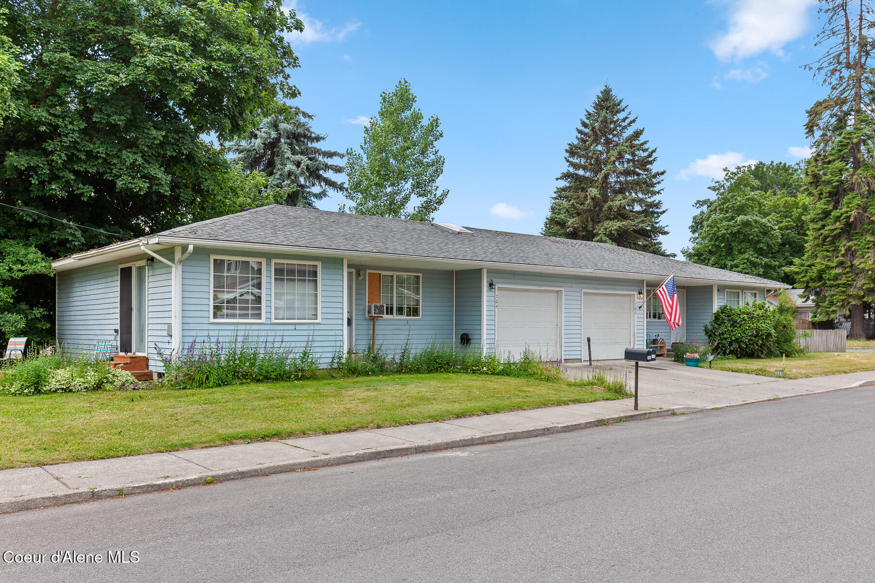 702/704 E Spokane Ave