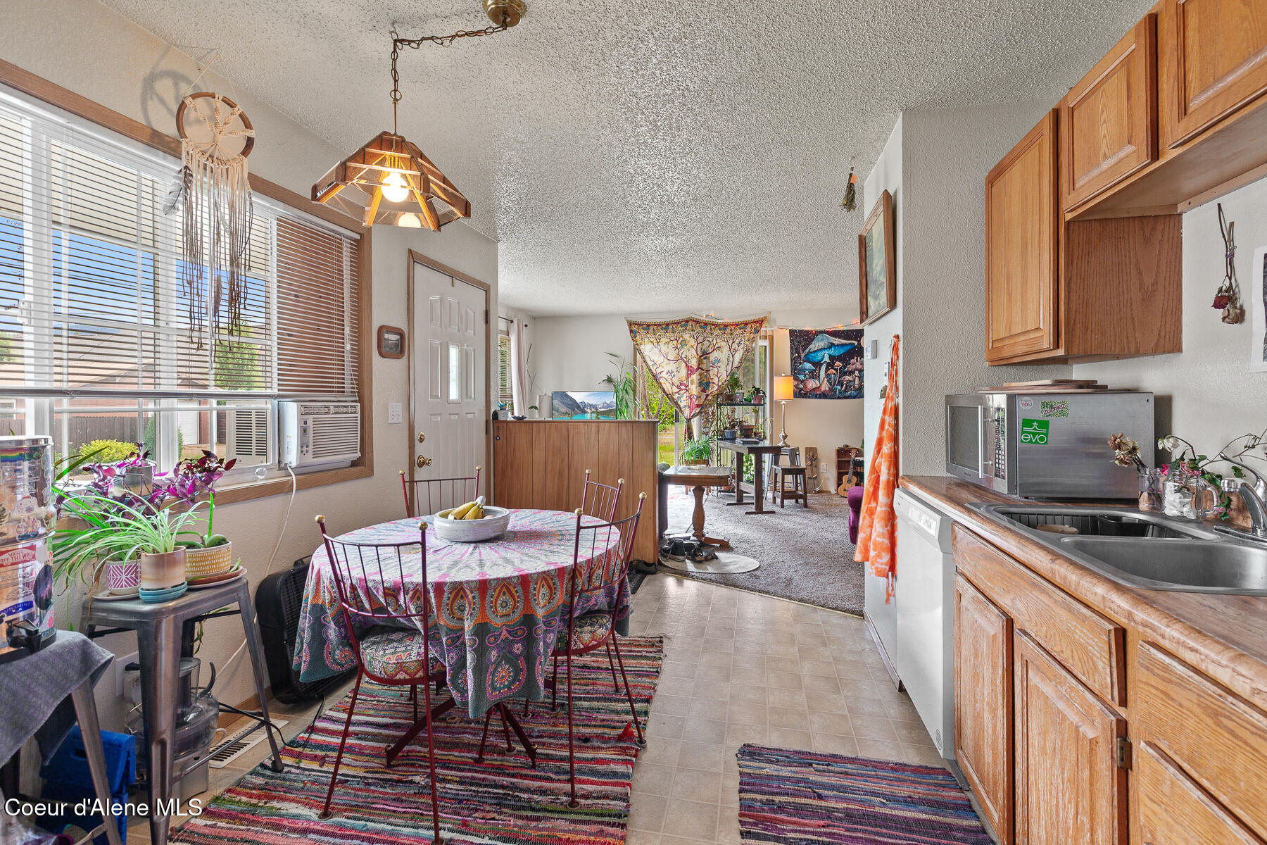 702/704 E Spokane Ave