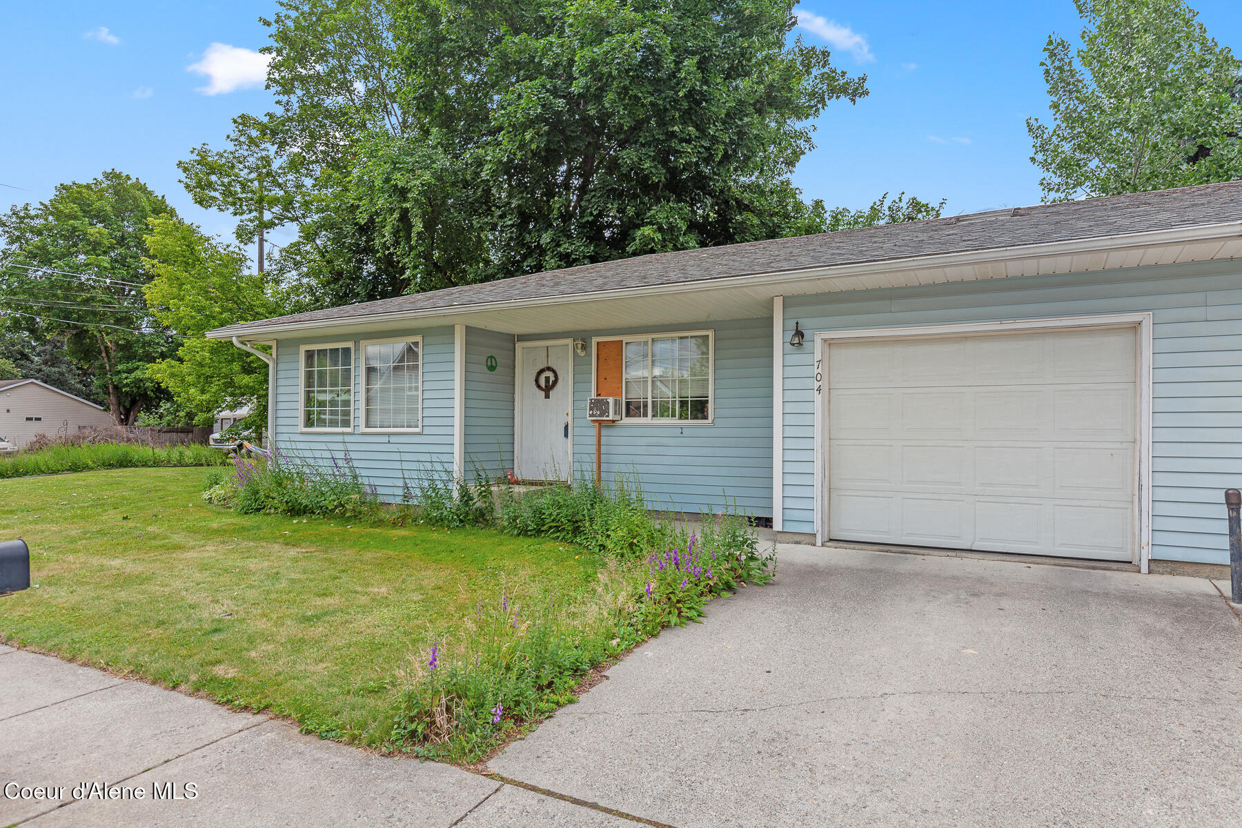 702/704 E Spokane Ave