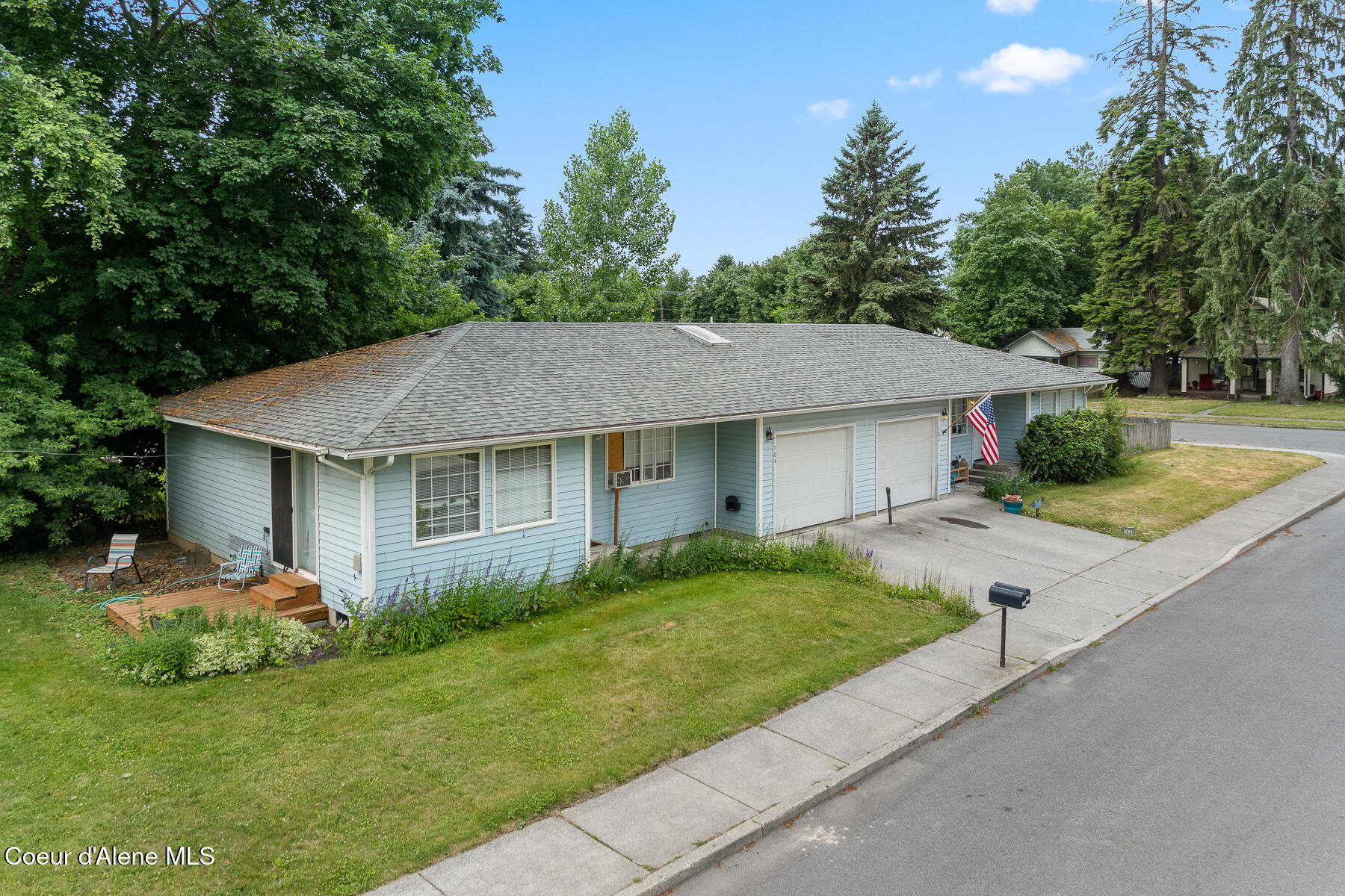 702/704 E Spokane Ave