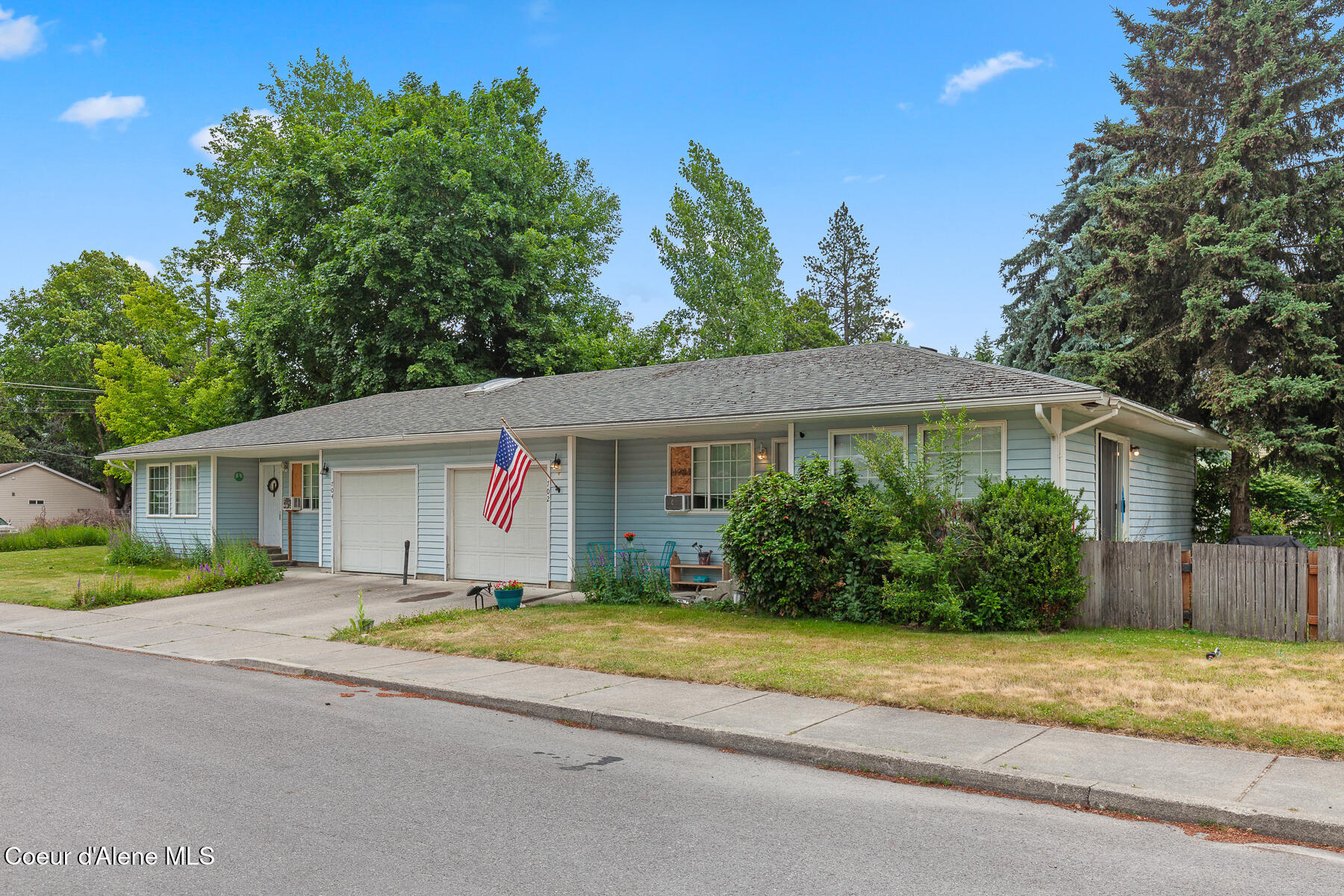 702/704 E Spokane Ave