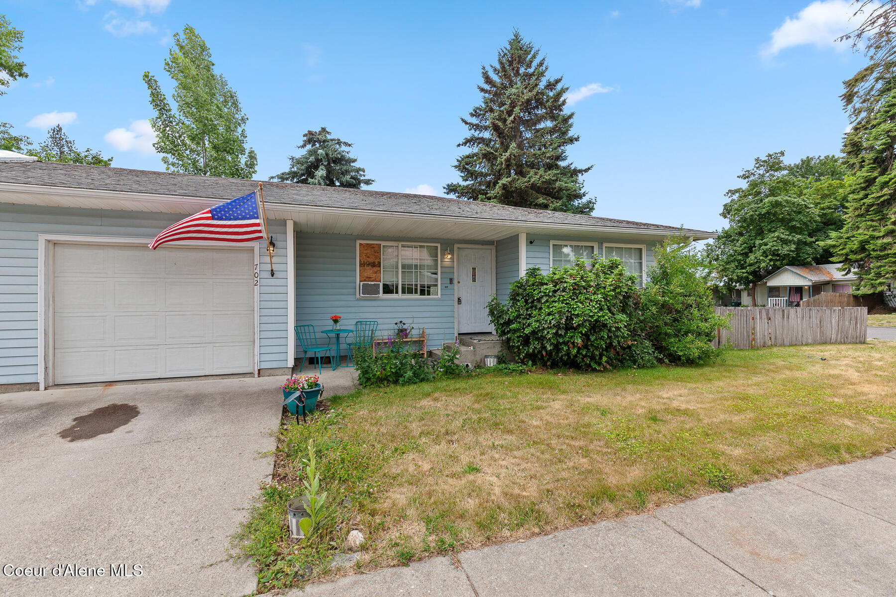 702/704 E Spokane Ave