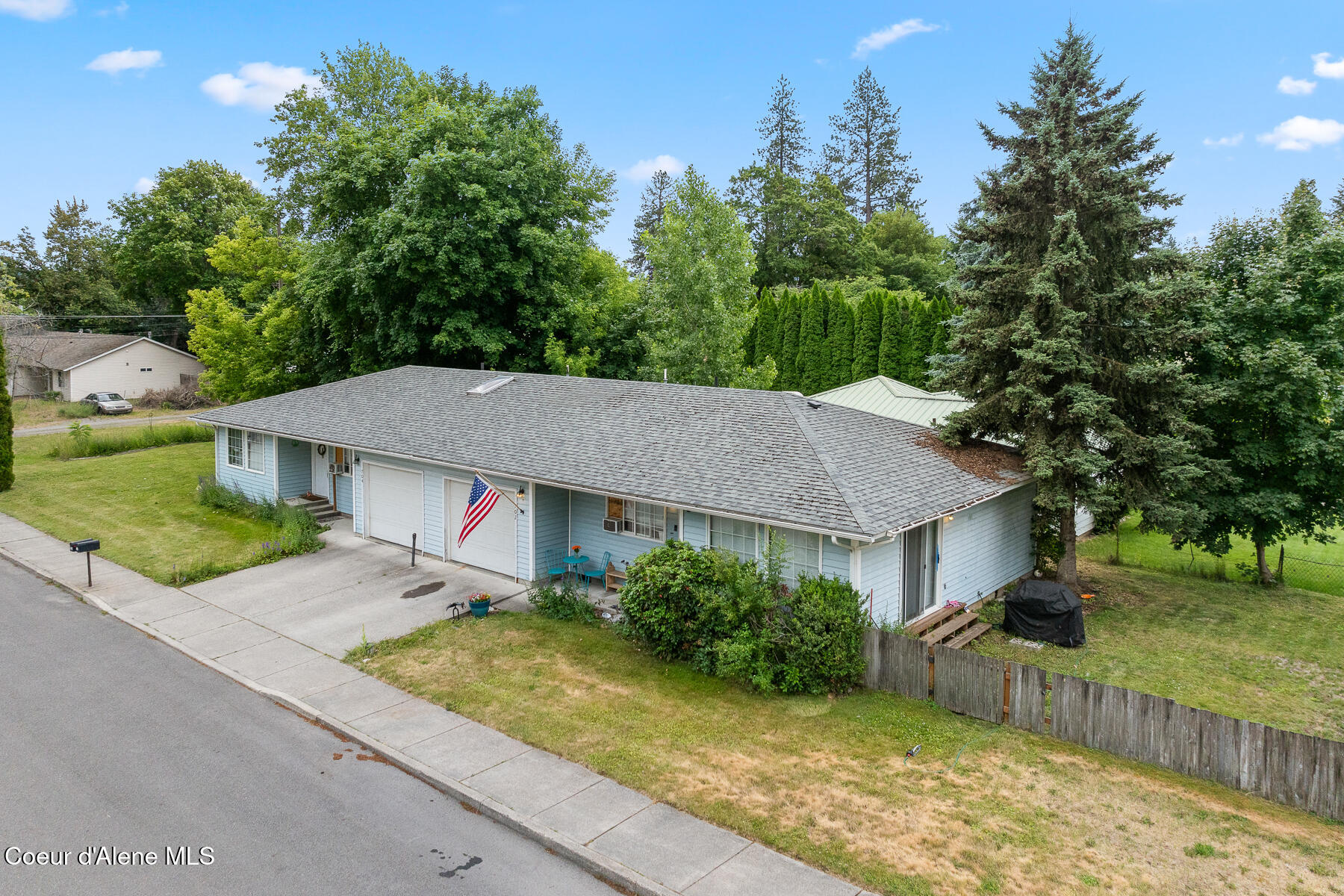 702/704 E Spokane Ave