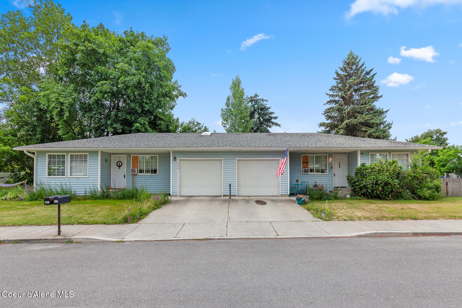 702/704 E Spokane Ave