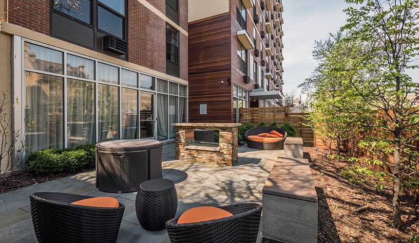 533 W Barry Avenue Unit: 2H
