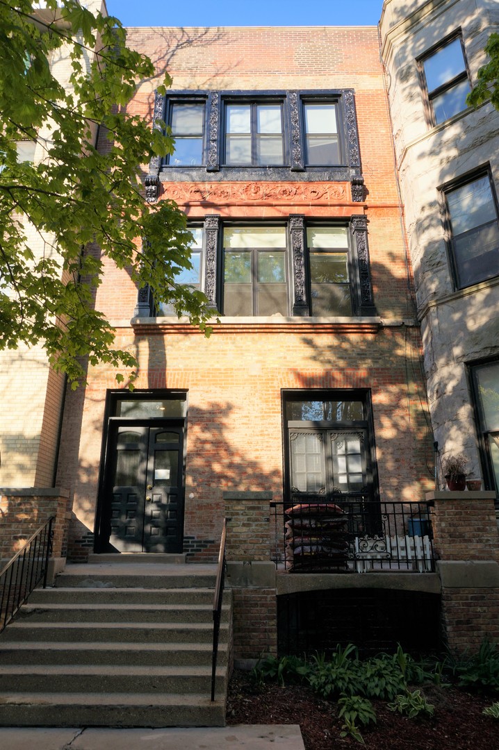 2719 N Pine Grove Avenue Unit: 301