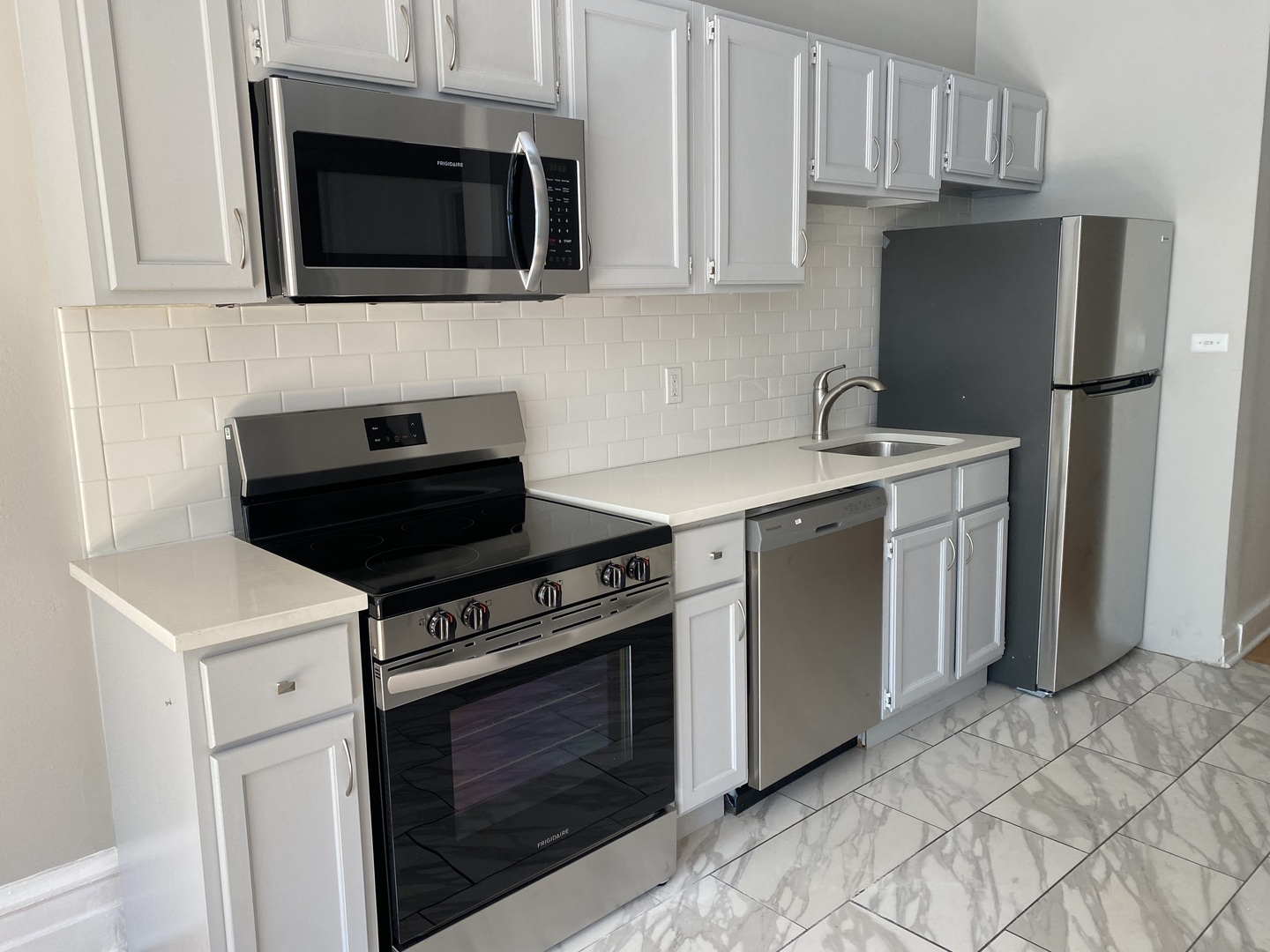 2719 N Pine Grove Avenue Unit: 301