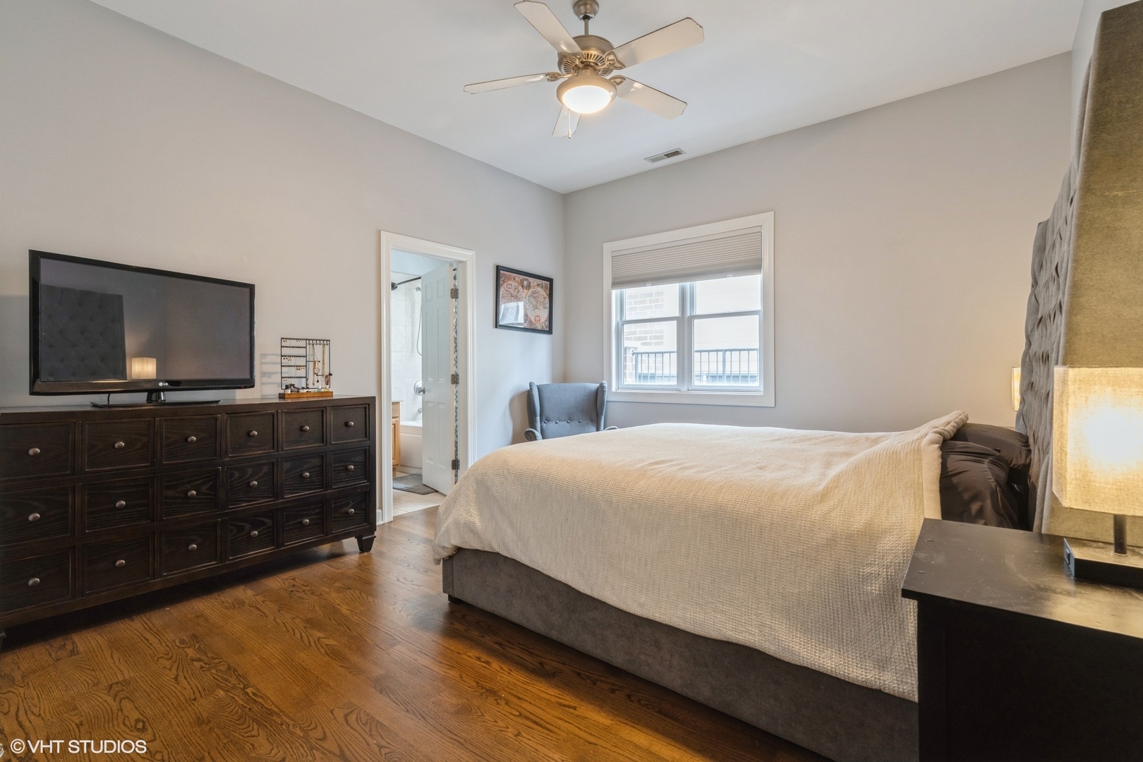 2009 W Belmont Avenue Unit: 4