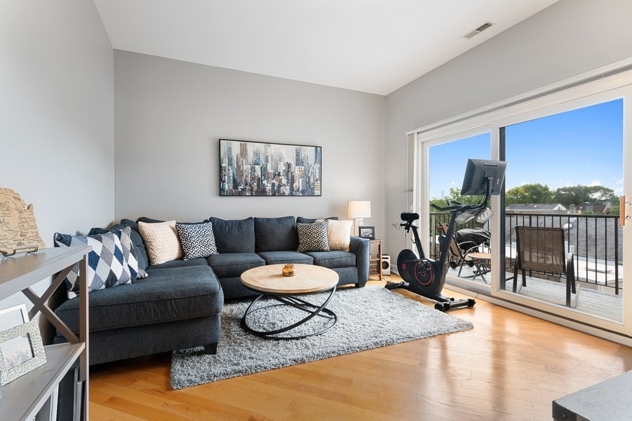 2009 W Belmont Avenue Unit: 4