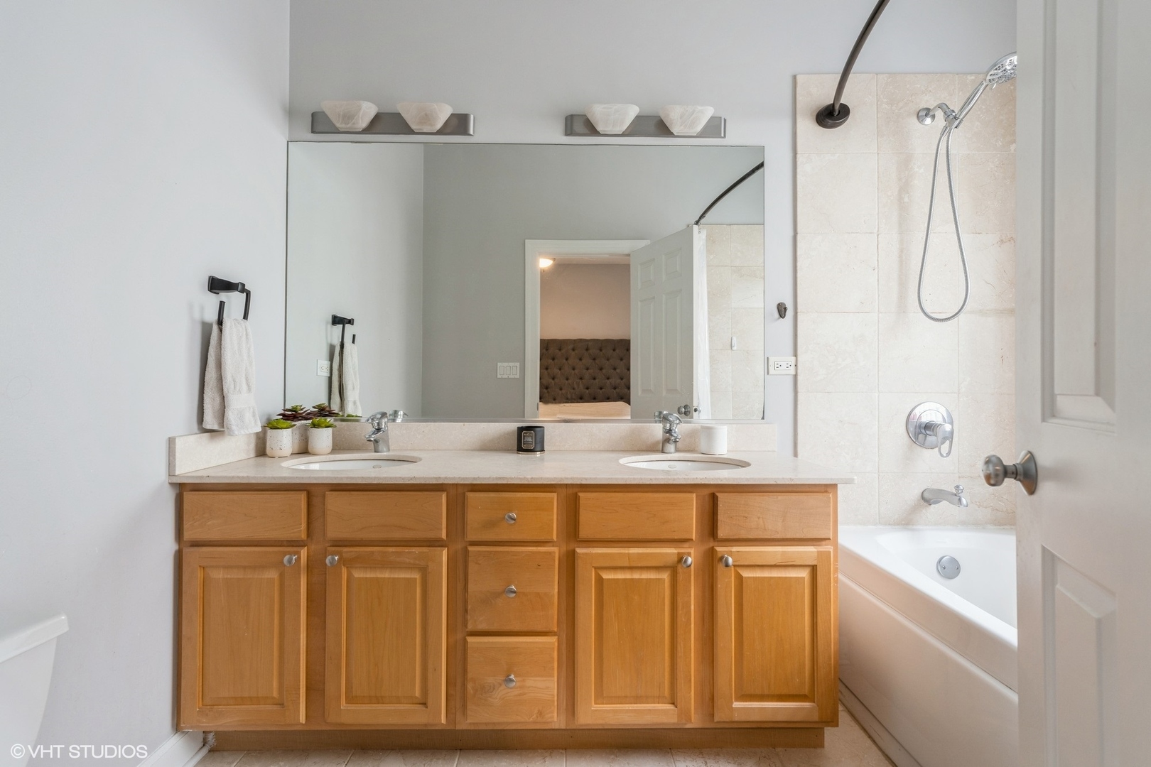 2009 W Belmont Avenue Unit: 4