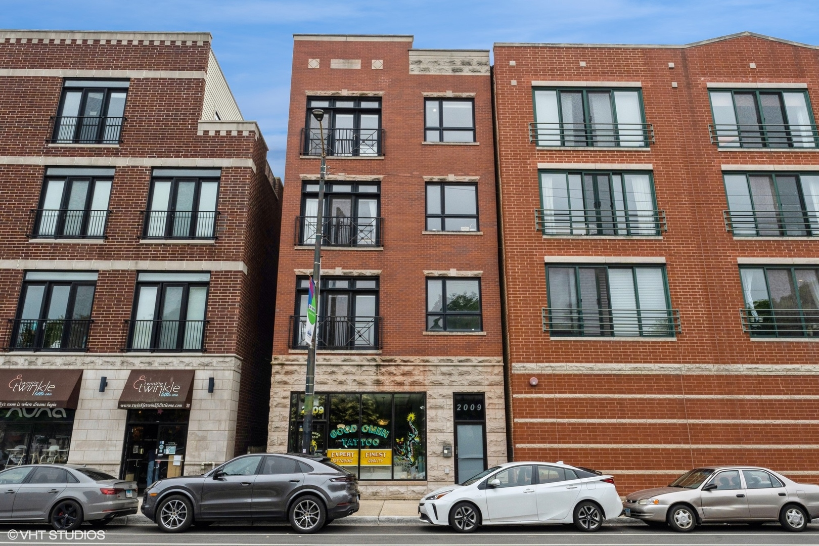2009 W Belmont Avenue Unit: 4