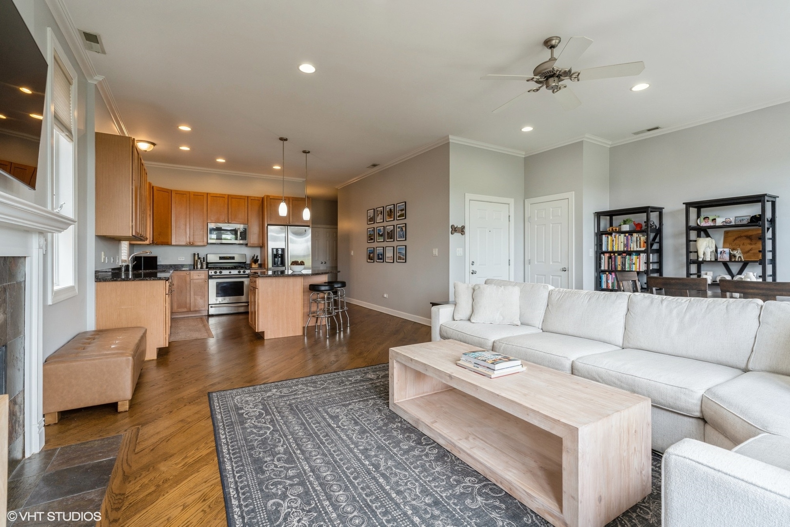2009 W Belmont Avenue Unit: 4