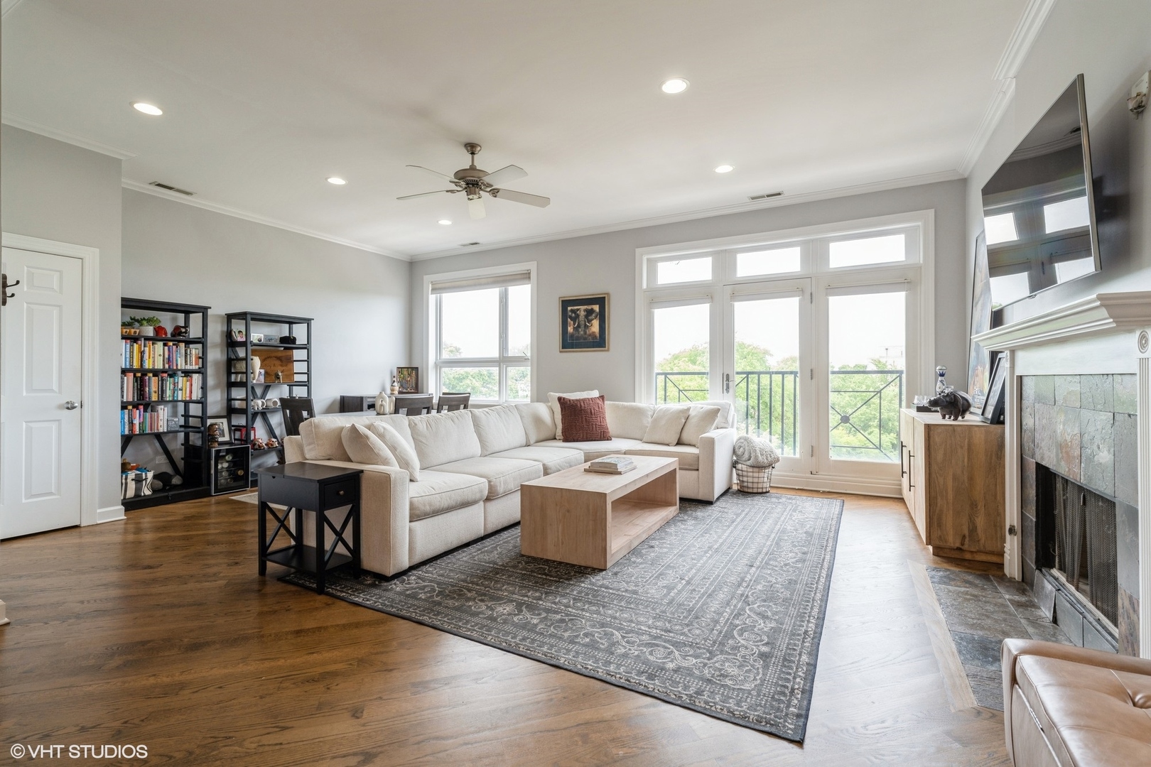 2009 W Belmont Avenue Unit: 4